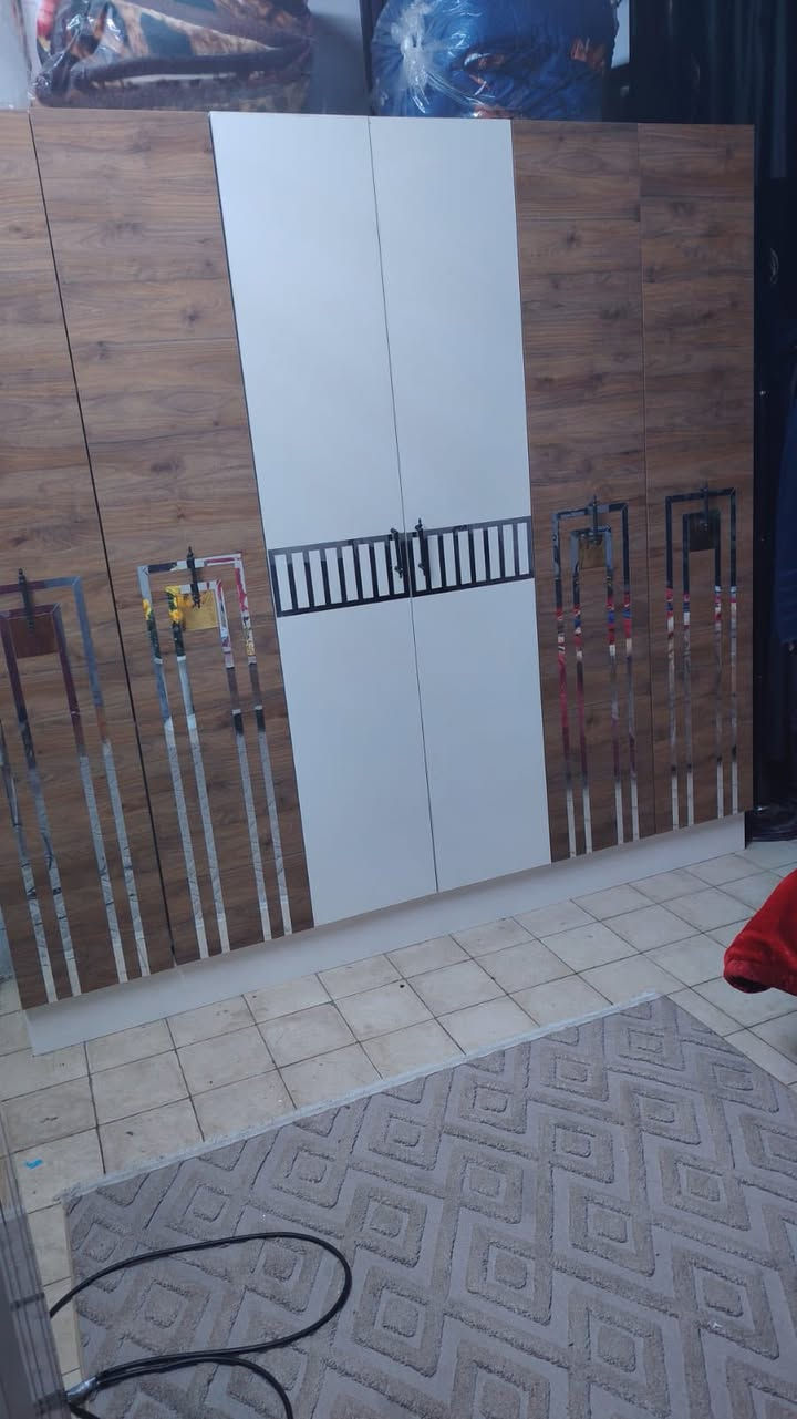 السلام عليكم اغراض للبيع
غرفة جديدة استخدام قليل مابيها اي ضرر 500 الف 
الكاونتر يحتوي ع طباخ 500 , مع الثلاجة 750 الف 
العنوان كرادة داخل 
الرقم للتواصل 
***********
