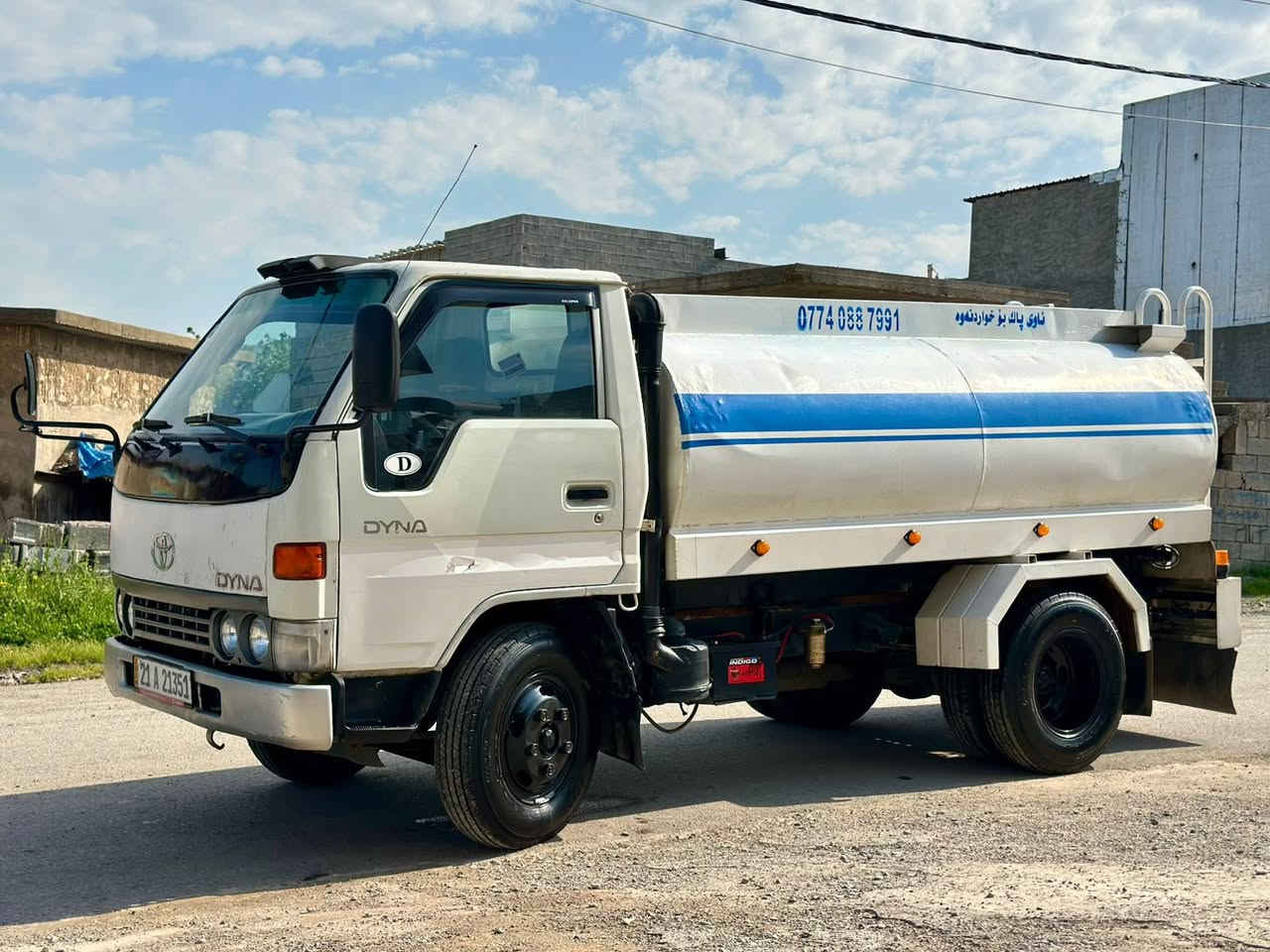 ڕیکلام
تیۆتا دانیا 
 مۆدێل 2000 بۆ فرۆشتن.
 بیلاد عێراقی سوكان ئەسڵ واتا محەوەر نییە
كەمێك مەكینەی ڕۆن كەم. ئەكات ئیتر هیچ كێشەی نییە 
مەمپی گاز تازە تەشفیتە ڕەقەم سلێمانی  بەناوی خۆمەوەیە
هەر شەش تایەی تازە 
تەنكیەكەی گەڵبەنایزە ٤٥٠٠لترە 
سەیارەكە لەئیشایە
نرخی 110گەڵاو کەمێک معامەلە
ژ.ت ***********
شوێن سلێمانی/تاسلوجە
