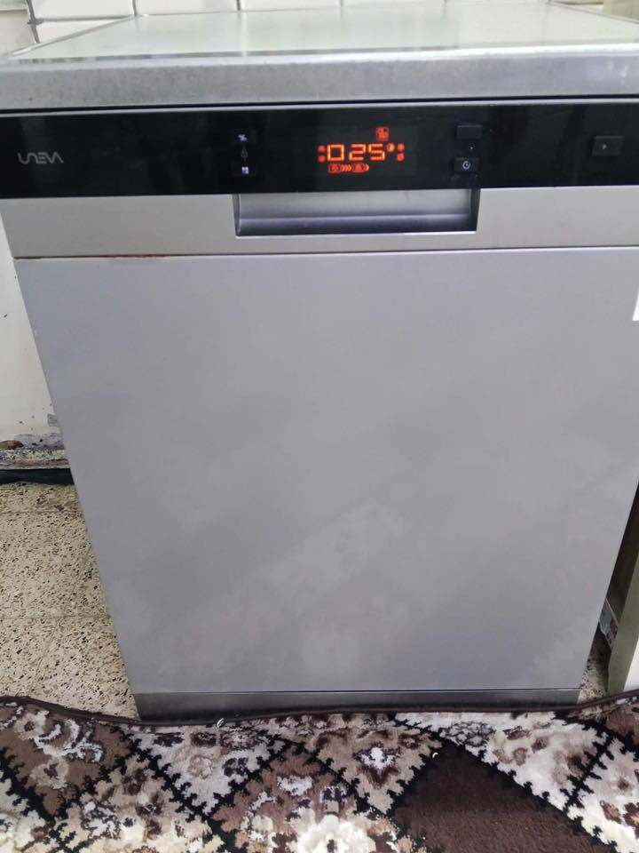 غساله صحون مابيه اي عيب بس ب١٠٠ الف ***********
