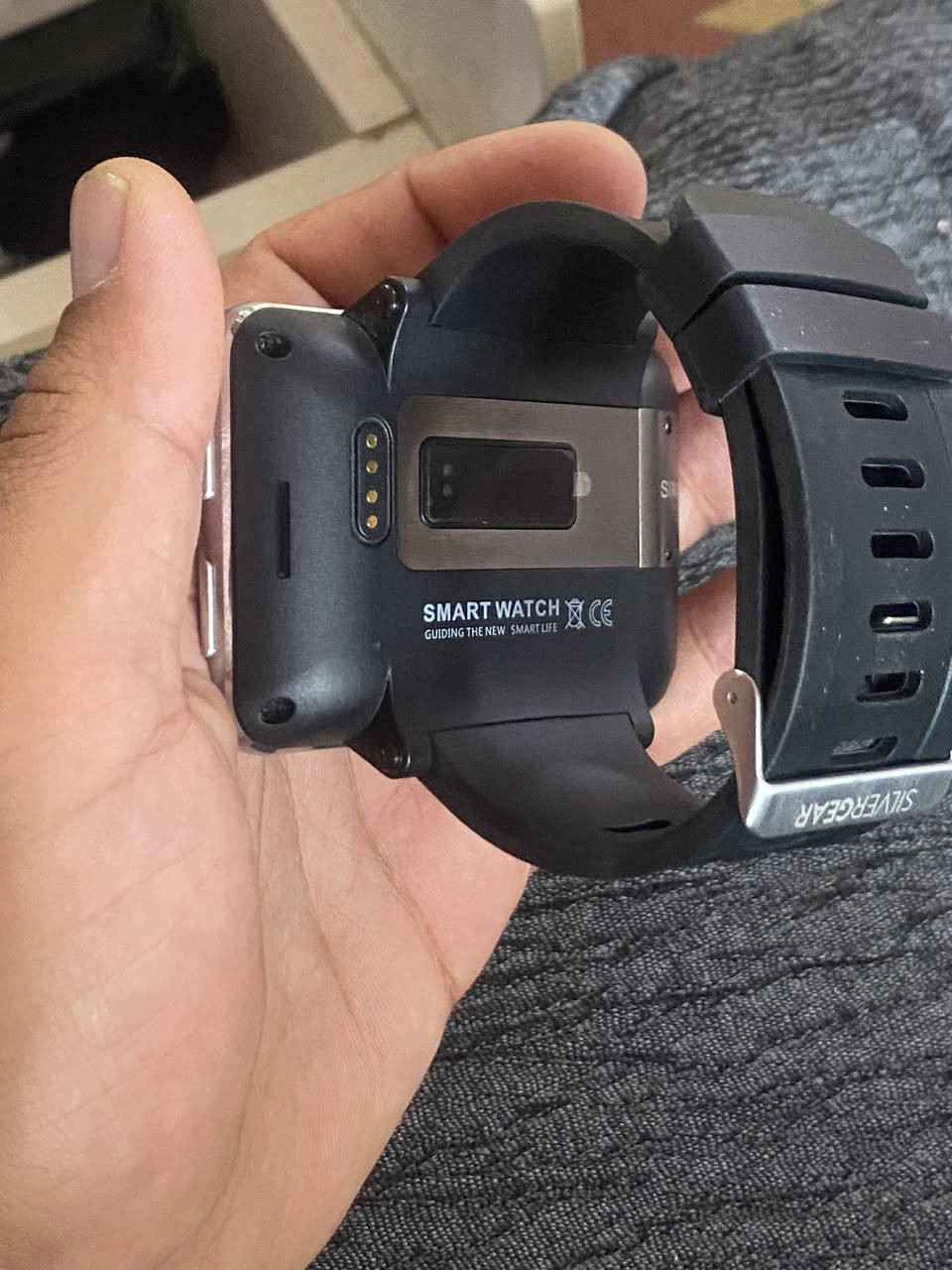 ساعة ذكية بـ شاشة عرض عريضة مقاس 2.4 بوصة من شركة Silvergear (موديل Smartwatch XL / DM100). تعمل هذه الساعة بنظام تشغيل أندرويد وتأتي مزودة بميزات متقدمة تشمل كاميرا مدمجة، ودعم شريحة اتصال مكالمات وتصفح الإنترنت، وتتبع اللياقة البدنية ومعدل ضربات القلب 
اعله سعر ابيع  ***********
