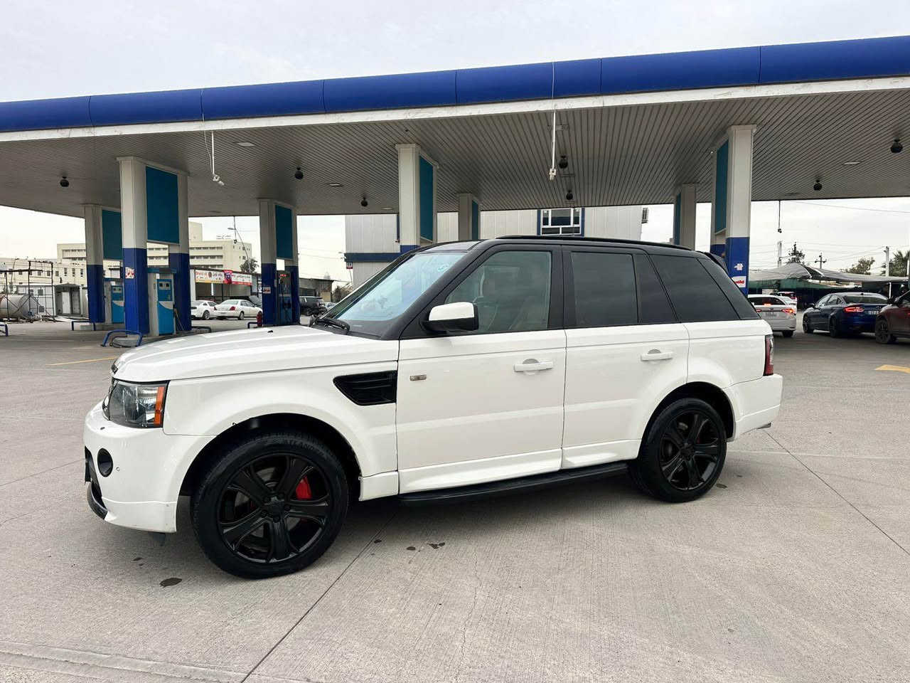 بسم اللە الرحمن الرحیم 
RANG ROVER 2009 V8 4.2 super
* ڕەنج ڕۆڤەر  ۲۰۰۹  کراوەتە ۱۳ 
*مکـــینەی نەکراوەتەوە
*سوپەریـــش نــــەکراوەتەوە 4.2 لتر 
*بەشەرتی بوخار و ســـەرف  مکیـــنە بەشەرت
* بـــێ ســـبوخ تەنها دوو چەمەلخ نەبێت *ئەویـــش  گـــــۆڕاوە بۆ ۲۰۱۳  زۆر پاک و خاوێنە
* تـــبرید ساردوو گــــەرم بەشــــەرت
* چووپ و دەبل هەوایــــەکان بەشــــەرت
*مۆدەکانـــی  دەبل و ڕیـــتایدەر هەورازوو   *نشێوی هەمـــووی ایش دەکات
*لایت ئۆتۆ  های داینەمیک مەزبووت
* گوشــــن و ســـوکان کارەبایـــی  خـــەزن کـــۆد
* شاشــــەو کارەبایاتی هەمــــوی بەشــــەرت
* گـــێر مەکیـــنە و ئەکـــسل بەشـــەرت
* تایــــەو ویلــــی نــوێ لەســــەرە
*۷ وەرەقە خەرامەی لەسەرە دوای معملە دەیگەرێنمەوە لةهةوليرم رةقةم موبايل *********** أربيل, العراق
