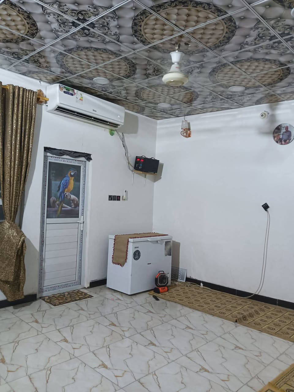 الدار للبيع
زراعي سند 25 ال ابو جاسم نهايت شارع الوكفه 
بي غرفه وصاله وستقبال ومطبخ وصحيات داخل وخارج 
مساحه 190 قريب مجمع الغديرقريب عل تبليط  استفسار صاحب الدار  *********** مكلف بلنشر
