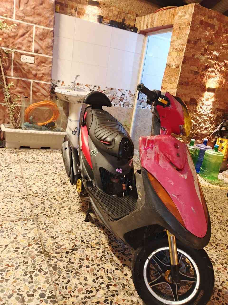 ألسلام عليگم
ماكس عدله 120 …. للمراوس ….  
الدراجه بوشه 55 كور ولفين كبار كفرات اصلي 
وياله اصلي تايرات جلاتيني  صدر امامي
كلجات رياضي تجوه كشن أربع ولفات شوته أربعه 
أشاير وبكلايت برتقالي *********** 
مكاني بغداد الشعب
