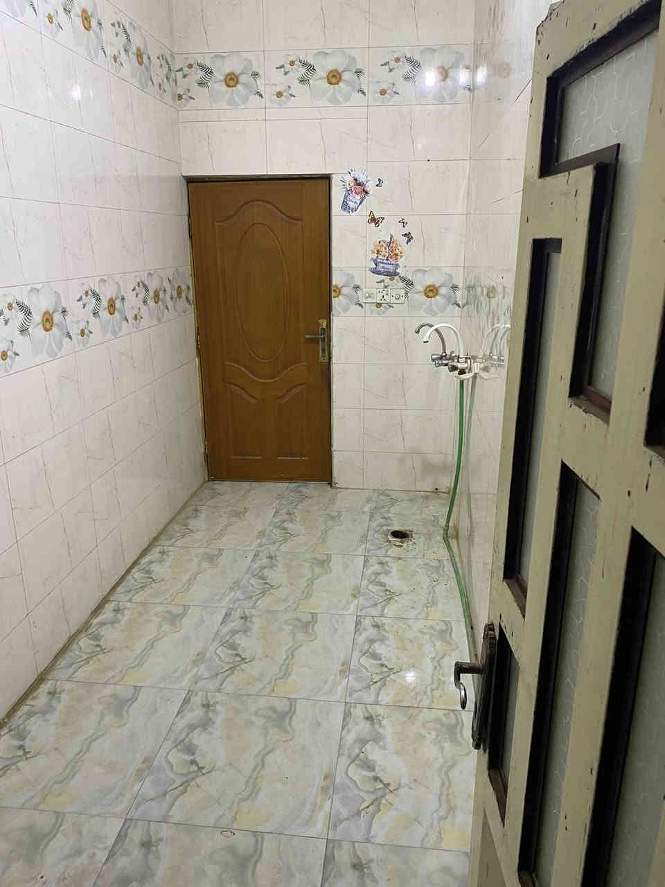 بيت للإيجار 100 متر زراعي يحتوي على غرفة نوم كبيرة وصالة واستقبال وحمامات داخلية وخارجية ومطبخ بناء جدا نظيف 
نهاية شارع الاطفاء السعر 250 الف 
للتواصل ***********
***********
