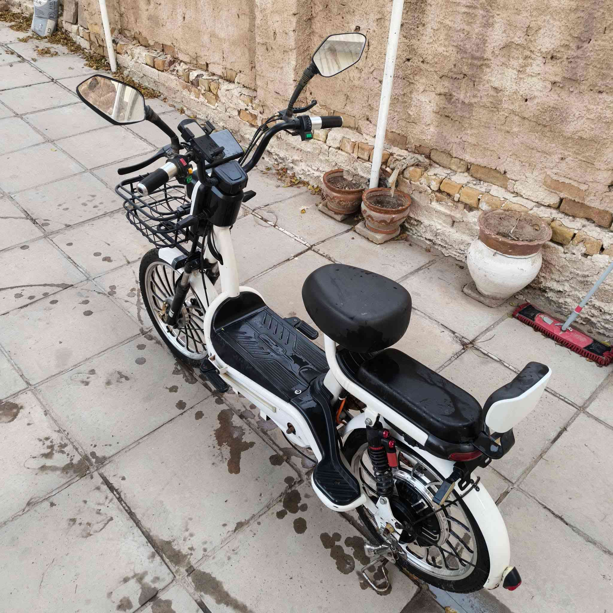 السلام عليكم...
‎باسكل شحن للبيع. 
‎
‎⚙️ المواصفات والأداء:
‎- اللون ابيض 
‎- السرعة القصوى: 80 كم/ساعة (حقيقية).
‎- نظام القيادة: 4 سرعات مختلفة
‎- موديل 2025  (أكبر حجم متوفر! (قياس 24)).
‎- البطاريات: طقم 5 بطاريات اصليه (60V / 32A).
‎- الأمان: جهاز إنذار ضد السرقة + قفل التاير الخلفي + قفل السرج والبطارية.
‎- الشاشة: شاشه دجتل نظام الحديث لعرض (السرعة، المسافة، مستوى الشحن، وكشف الأعطال).
‎- مرايات2وياها
‎- ملف 1200
‎
‎🌟 الإضافات والرفاهية
‎- الإطارات: حجم كبير مع ويل كب مميز.
- ‎سلة أمامية واسعة.
‎- بايدر مساعد (يعمل على شحن البطارية أثناء القيادة).
- الاضاءة: نظام LED (نهاري، ليلي، إضافي، وخلفي)
+ اضاءة ترحيبيه ❤
‎- التحكم: تشغيل عن بُعد (بصمة)، مفتاح نوعين 🔑،
‎- شاحن سريع!
‎- ستاند موبايل 
‎- سماعات بلوتوث
‎- بايدانات
‎
‎💰 السعر: 300
‎للأستفسار والطلب: اتصل على الرقم أو المراسلة واتساب.
‎📞 رقم الهاتف: ***********
‎📍 العنوان: كربلاء المقدسة
