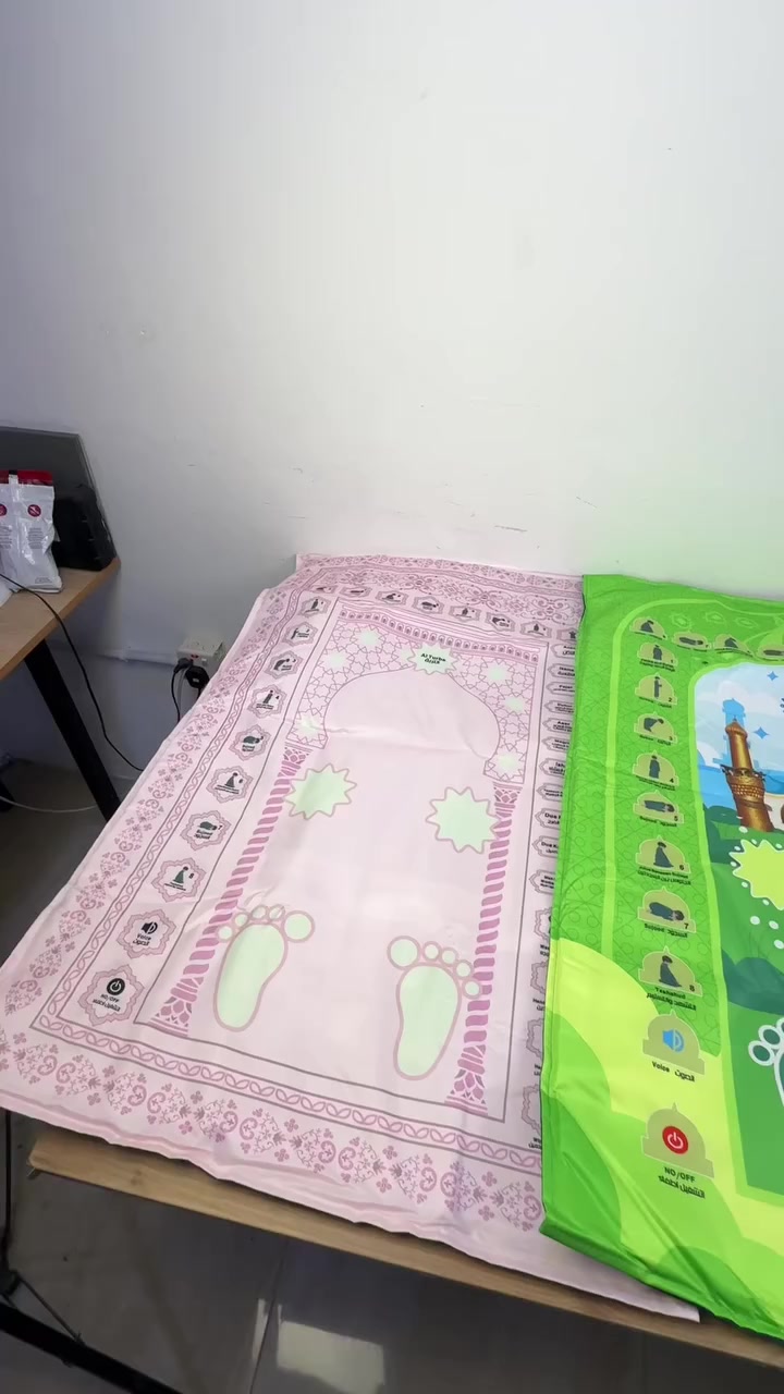 سجادة الصلاة التعليمية التفاعلية

الاستخدامات

تساعد الأطفال والمبتدئين على تعلم أداء الصلاة خطوة بخطوة بطريقة عملية وممتعة.

مناسبة لتعليم الصلوات الخمس (الفجر، الظهر، العصر، المغرب، العشاء).

تُستخدم في البيوت والمراكز التعليمية والمساجد لتدريب الصغار على الحركات الصحيحة للصلاة والقراءة والأذكار.

مثالية كهدية تربوية للأطفال في سن التعليم الديني أو للمسلمين الجدد.

المميزات

نظام تفاعلي بالصوت واللمس: تحتوي على حساسات في مواضع الركوع والسجود والقيام تساعد الطفل على أداء الحركات بالتسلسل الصحيح.

صوتيات تعليمية واضحة بصوت رجالي ونسائي لتعليم الأدعية والأذكار.

إرشادات خطوة بخطوة مرسومة على السجادة توضح مراحل الصلاة بالصور والأسماء.

تتضمن الأذان، الإقامة، التسبيحات، الأدعية (دعاء كميل، دعاء الفرج) وغيرها من الأدعية المعروفة لدى الشيعة.

تصميم جذاب بألوان متعددة (أخضر – زهري – أزرق) يناسب الأطفال من مختلف الأعمار.

مصنوعة من قماش ناعم مقاوم للماء وسهل التنظيف.

تشغيل آمن بالبطاريات (3 × AAA) مع زر تشغيل وإيقاف.

تعليم شامل للحركات مثل: الوضوء، الغسل، الركوع، السجود، التشهد، الدعاء بعد الصلاة.

مناسبة للاستخدام المنزلي أو في المدارس والحسينيات.

محتويات الصندوق

سجادة صلاة إلكترونية تعليمية بقياس 64 × 100 سم.

وحدة تشغيل بالصوت مزودة بسماعة داخلية.

دليل استخدام باللغتين يوضح ترتيب الأزرار والحساسات.

ملاحظة: لا تأتي السجادة مع التربة، ويُفضل استخدام تربة منفصلة أثناء التعلم.

الملاحظات

تعمل بثلاث بطاريات AAA (غير مشمولة).

يُفضّل استخدامها على سطح مستوٍ لتفعيل الحساسات بدقة.

لا تُغسل بالماء مباشرة، يُمسح سطحها بقطعة قماش مبللة فقط.

مناسبة للأطفال من عمر 3 سنوات فما فوق.

أفضل هدية تعليمية للأطفال لتشجيعهم على حب الصلاة والتعلم بطريقة ممتعة.

ابعاد الغلاف: طول 22 عرض 10 ارتفاع 27


**إذا كنت صاحب هذا الإعلان وتريد حذفه لأي سبب، رجاءا أرسل رسالة إلى الدعم الفني**