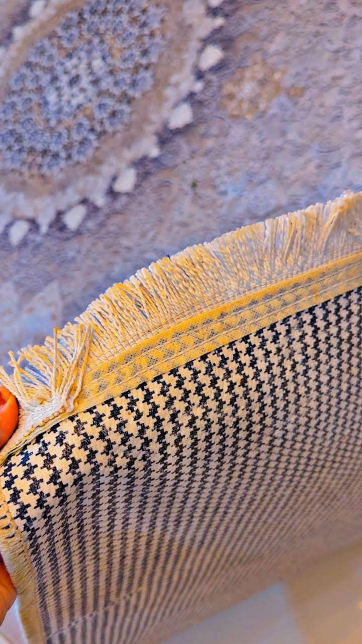 دوو دانة فرش ژير لاستيك ئةسلي بو فروشتن تازةو خاوين
هةردانيةكي ٢م نيو بة٣م ونيوة


**إذا كنت صاحب هذا الإعلان وتريد حذفه لأي سبب، رجاءا أرسل رسالة إلى الدعم الفني**
