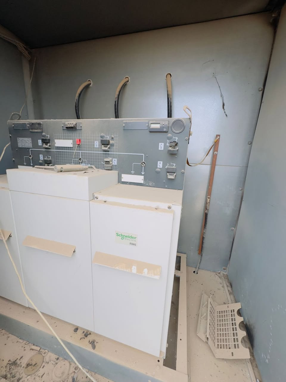 � فرصة للبيع محولة كيوسك 1000 KVA 🔥

محولة كهربائية نوع Kiosk Substation
القدرة: 1000 KVA
الفولتية: 11KV / 400V
النوعية :تركي

✅ الحالة: مستعملة نظيفة وتعمل بصورة طبيعية
✅ كاملة مع القواطع والملحقات
✅ وياها كيبل ضغط عالي 11KV

مناسبة للمصانع، معامل الماء، المشاريع الصناعية، والمجمعات.

📍 الموقع: النجف 
💰 السعر مناسب وقابل للتفاوض

📞 للاستفسار: [***********]

البيع لعدم الحاجه
