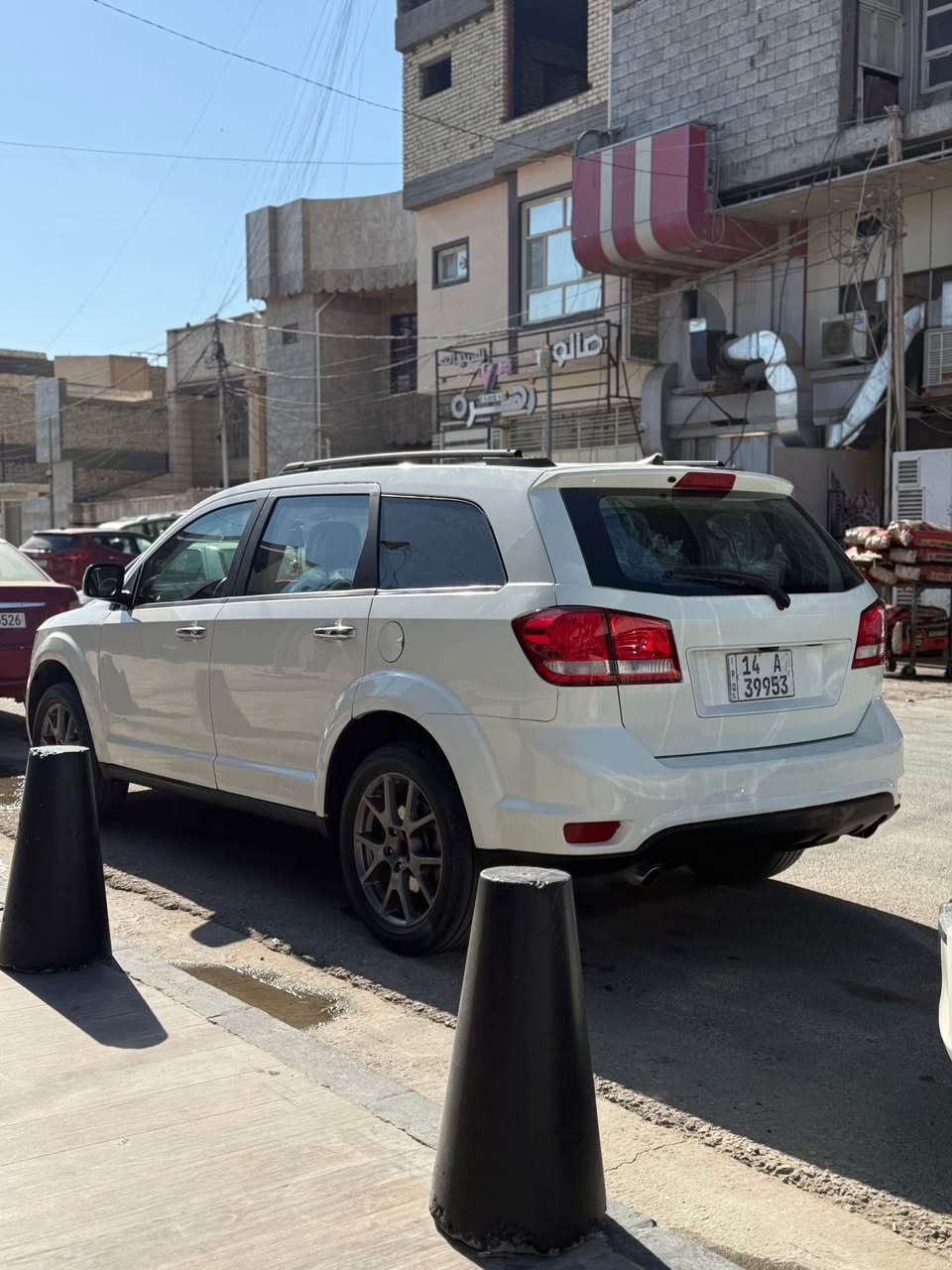 دوج جورني امريكي موديل 2018 ماشيه 94 ميل 
السياره كير ومكينه جدد حداديه بيها شغلات بسيطه 
مكينه 6 سلندر 3600 تجي نفس مكينه الچارجر تبريد شغال 3 قطع كشنات جلد ركهربائي تدفئه كشنات ويل الكبير  صبغ عام تغيير لون من سلفري الى ابيض حادث امريكه جاملغ وبنيد بدون شاصي رقم بصره انكليزي راعيها بلنجف سعرها 135وبيها مجال
 ومراوس هم ترهم عنواني نجف*********** النجف, العراق
