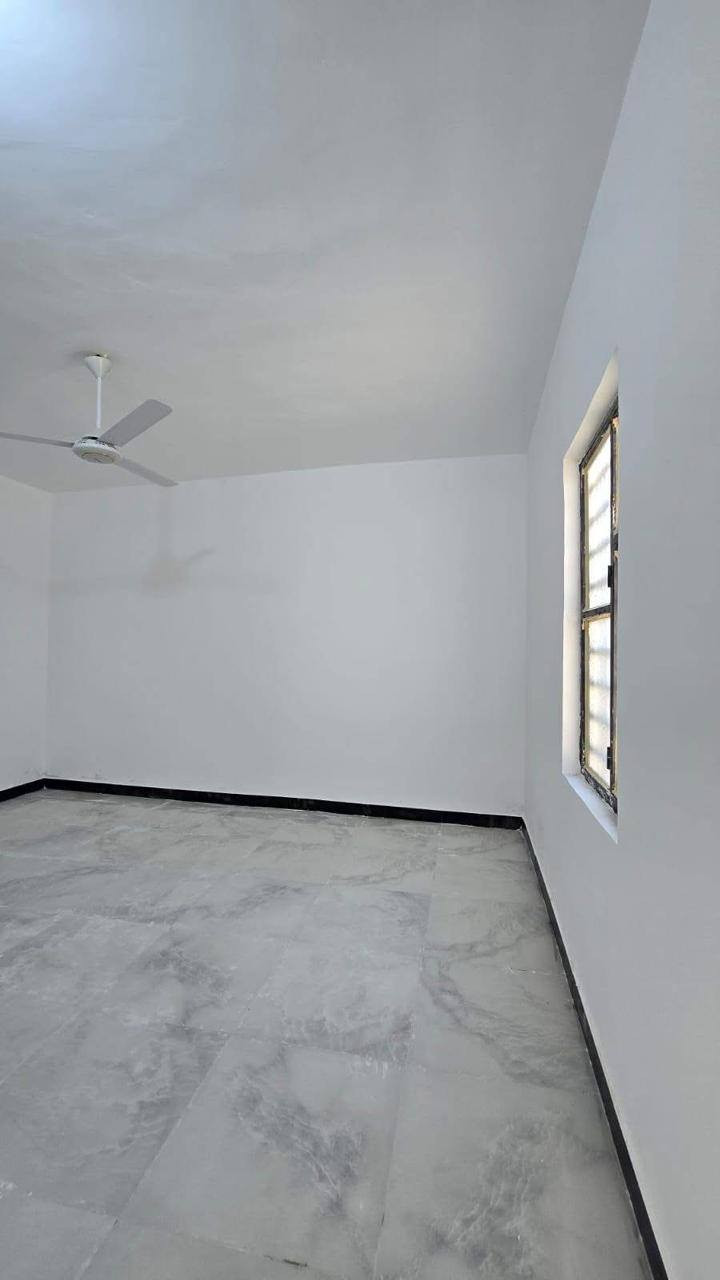 السلام عليكم ورحمه ألله وبركاته
اللاستفسار ***********

توفر دار سكن للبيع
المساحه ٢٠٠ م
بناء حديث وشغل درجه أولى
فارغ جاهز للسكن 

على شارع 10 متر  وركن
جميع الخدمات متوفره
ماء 🚰 + كهرباء + مجاري
مدارس كلشي قريب عليك

محتويات البيت ⬇️
كراج
دوانيه
صاله
غرف نوم 3
مطبخ
صحيات خارجي + داخلي

نوع العقار : طابو ملك صرف زراعي عراقي سند 25
العنوان البصره  ابي الخصيب كوت ثويني
مقابيل صناعية حمدان

السعر 125مليون وبي مجال
اللاستفسار ***********
