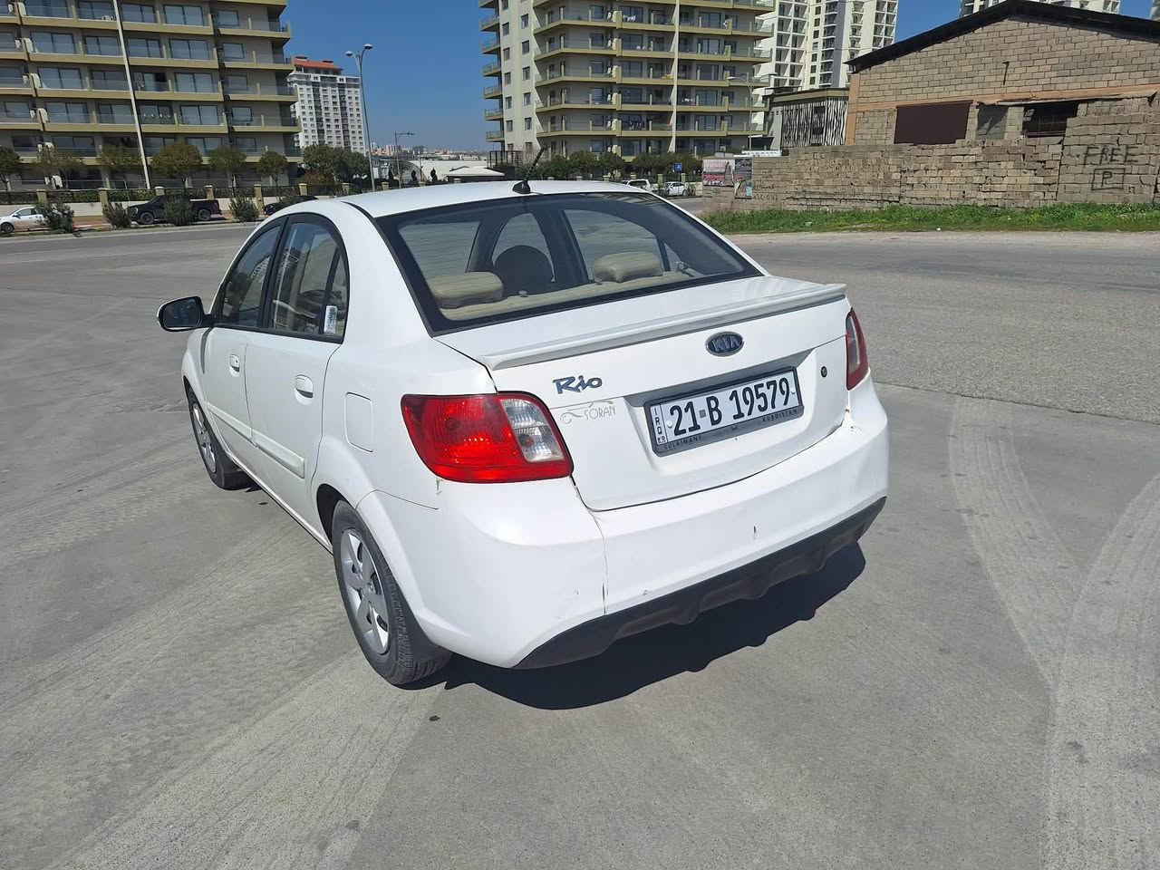 كيا ريو موديل ٢٠١٢ گير توماتيك  ناو زه رددوو په له بجوك بوياخي هه يه بي ناو گرتن/بدون ضرب/سونه رم داناوه /بدون بارد/***********سنه وي ره قه مي تازه يه/ 89گه لا ميك مه عمه له توحويل غرامه به شرت/وكاله ت به شه رت /گيرو مه كينه مه زبوت ماشاالله /١١٣ كيلو متر/ته قه و ره قه و جركه ي نيه ماشالله/ السليمانية, العراق
