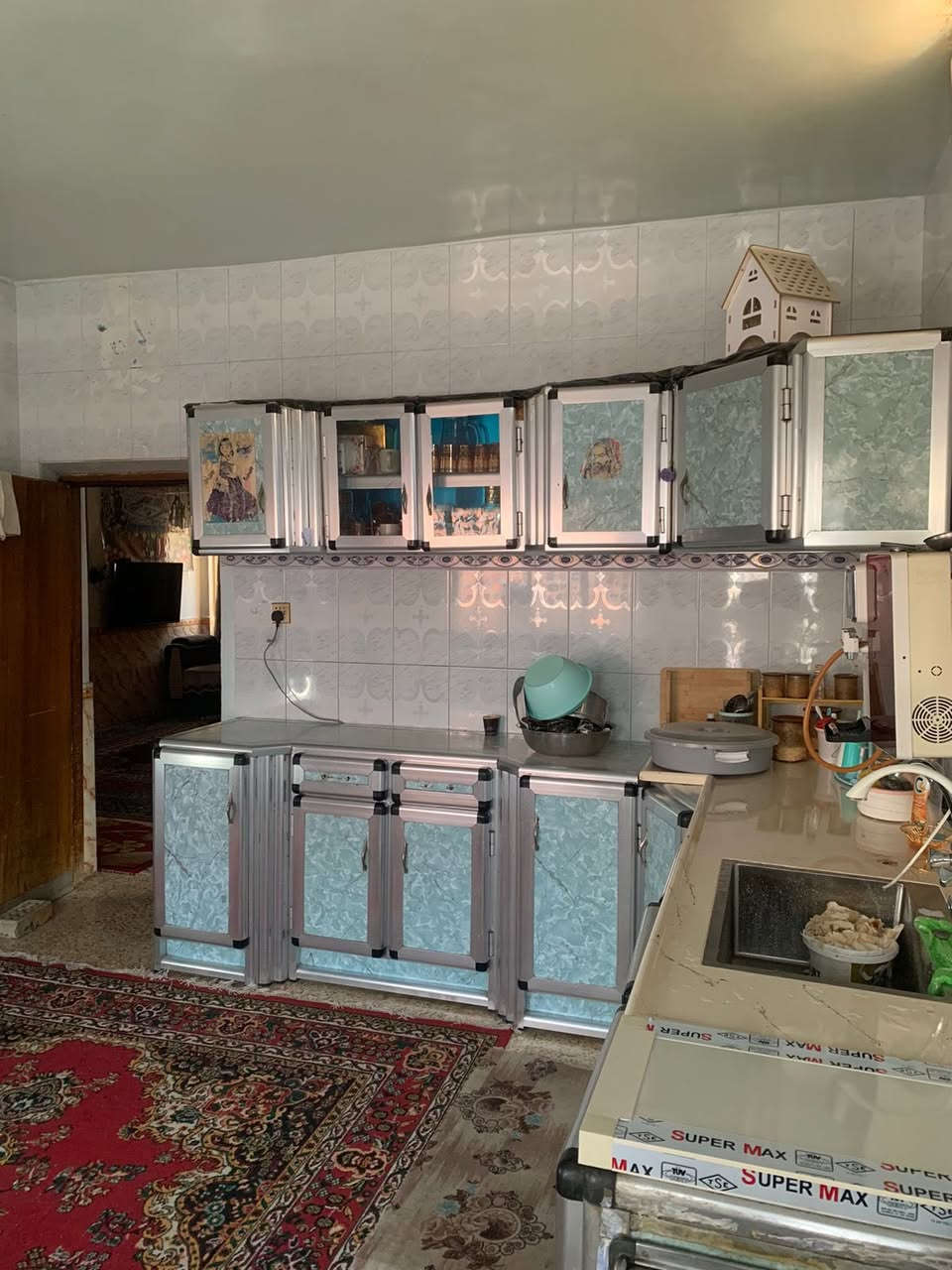 مكلف بالنشر .... بيت في حي ميسان شارع المركز  مساحته 260 متر البيت بناء كونكريت يحتوي على 4 غرف نوم وستقبال وثلاث حمامات وصالات عدد ثنين البيت طابقين السعر 430 للاسفسار ***********
