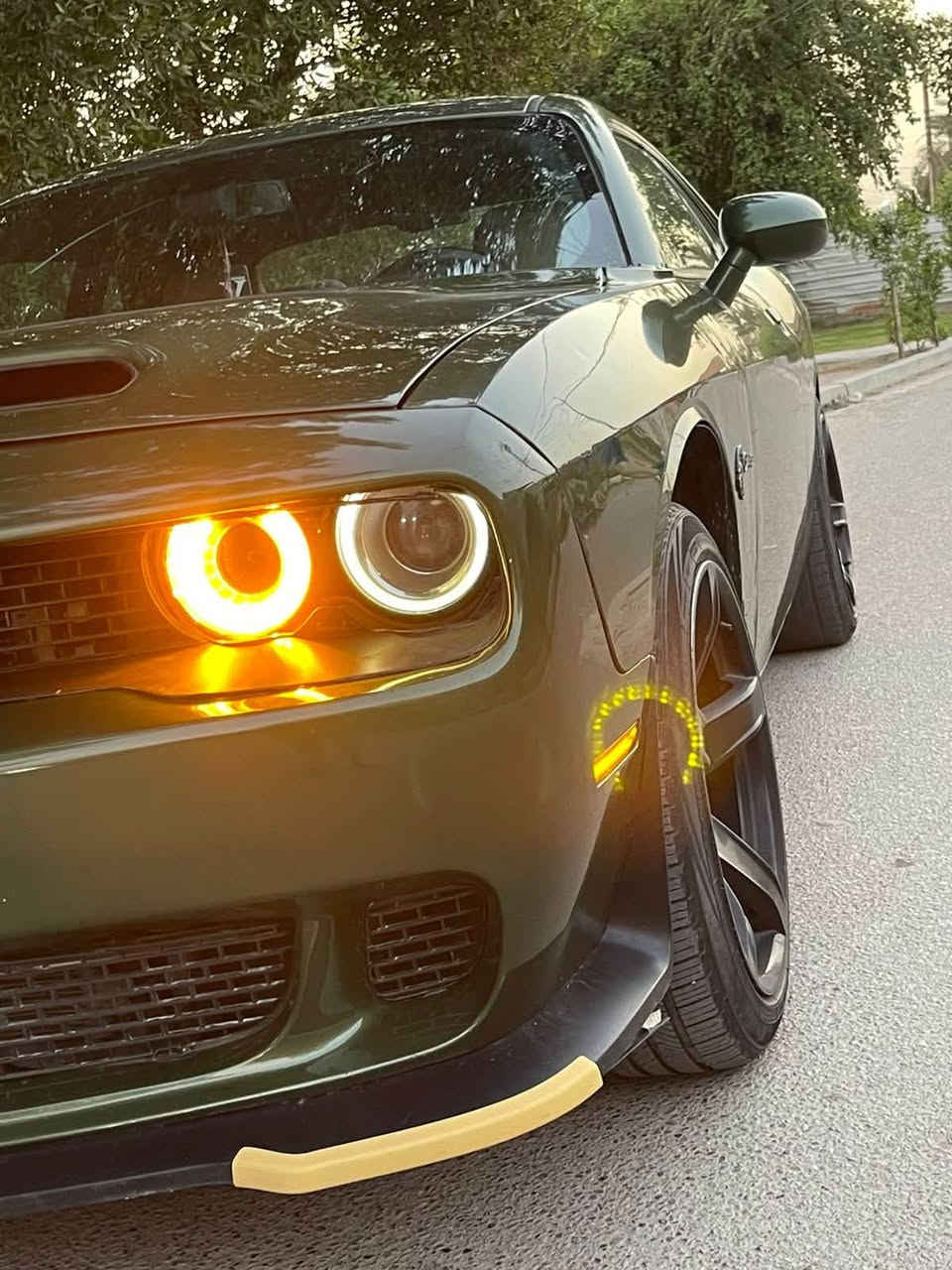 سلام عليكم جالنجر موديل 2018  SXT
معروفه مواصفات السياره 
رقم بغداد بسمي 
ماشيه 94 ميل 
حادث موضح بالصور بدون شاصي 
اجزاء السياره الداخليه ع وضع الوكاله 
جاملغ وبنيد صبغ وبيها بارد مكان ثاني 
موضح بالصور 
السياره عليها صيانه كامله 
من حداديه اماميه وخلفيه 
السياره شغاله بالكامل بدون اي نقص او مشاكل 
مكان بغداد 
للاتصال ***********
