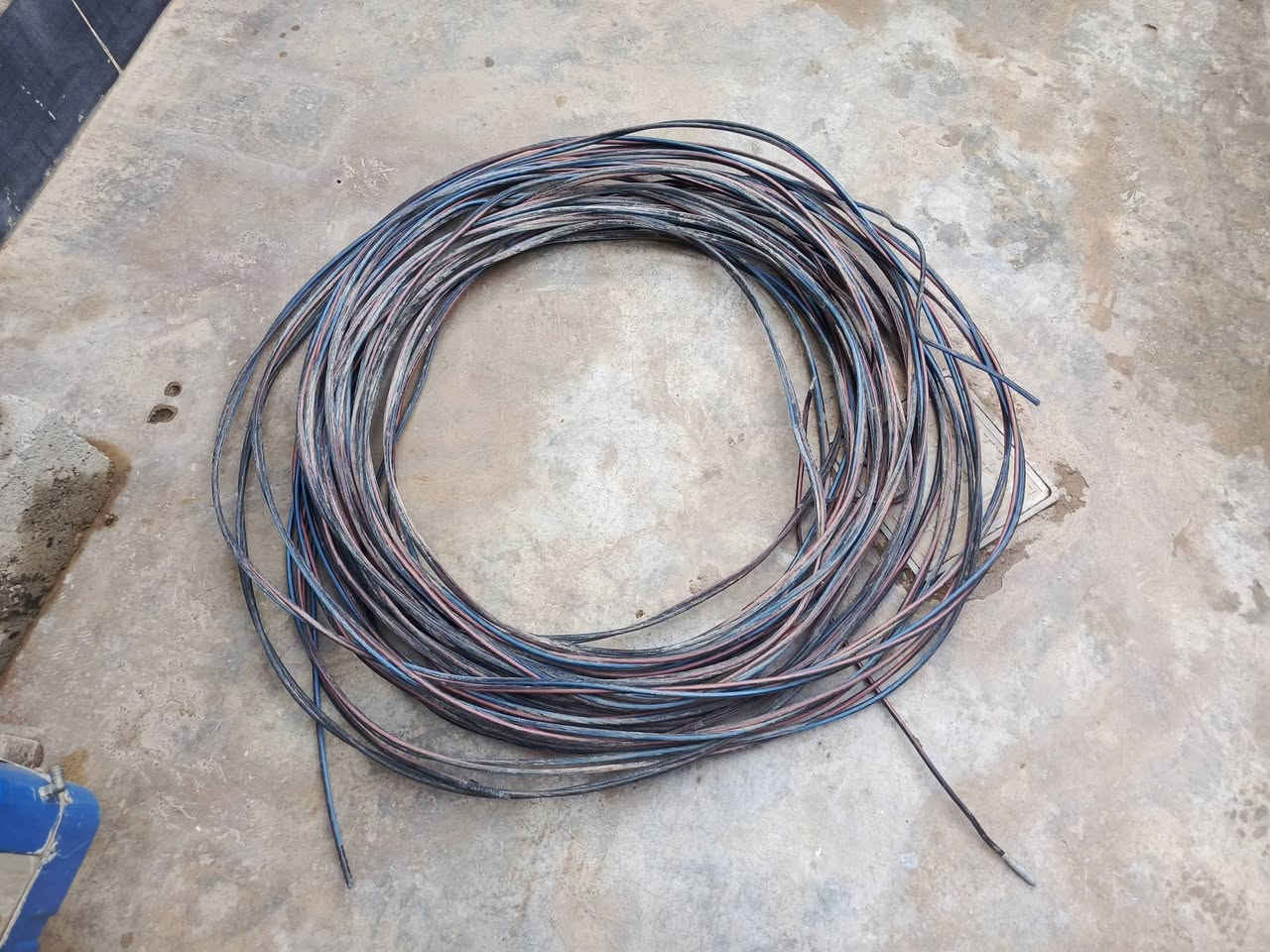 سلام عليكم واير كهرباء طوله 125متر حار وبارد سعر المتر 1250 وبي مجال شي بسيط واير ابو2×25
***********
