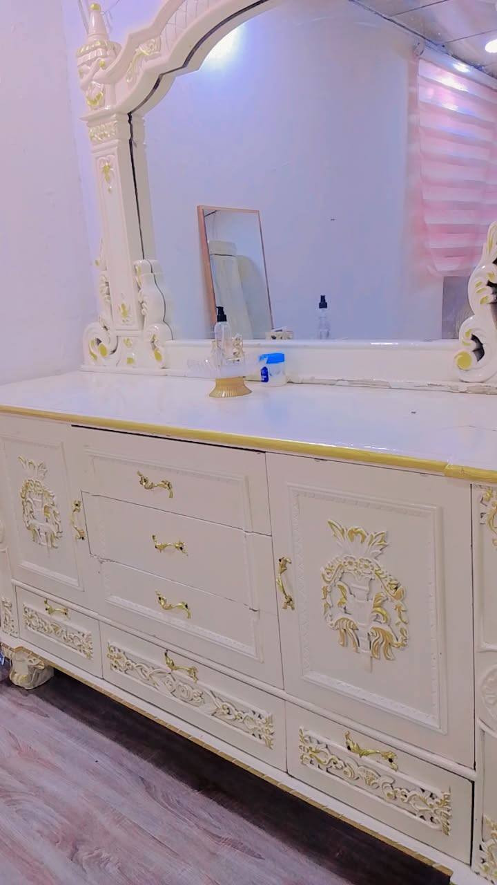 سلام وعليكم غرفة نوم كويتيه مستعمله قليل بعده جديده والله كلش حلوه 6قطع ضخامه مرتبه  محتاج واريد ابيعه وسعر 950وبيه مجال العنوان البصره معقل رقم الهاتف ***********
