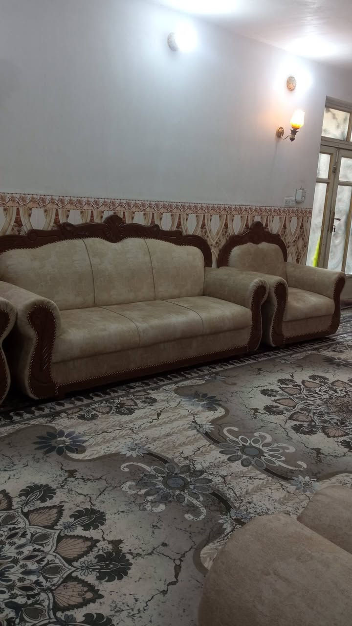 للبيع: تخم قنفات (7 قطع) نظيف جداًالتخم يتكون من 7 قطع ضخمة (2 قنفات كبار + 5 مقاعد صغار)شبه مستخدم نظيف جداً (مثل الجديد).
السعر: (مليون و100) وبي مجال بسيط للشراي الجاد.
للتواصل: يرجى المراسلة على الخاص (Messenger) أو الاتصال على الرقم: (***********)
