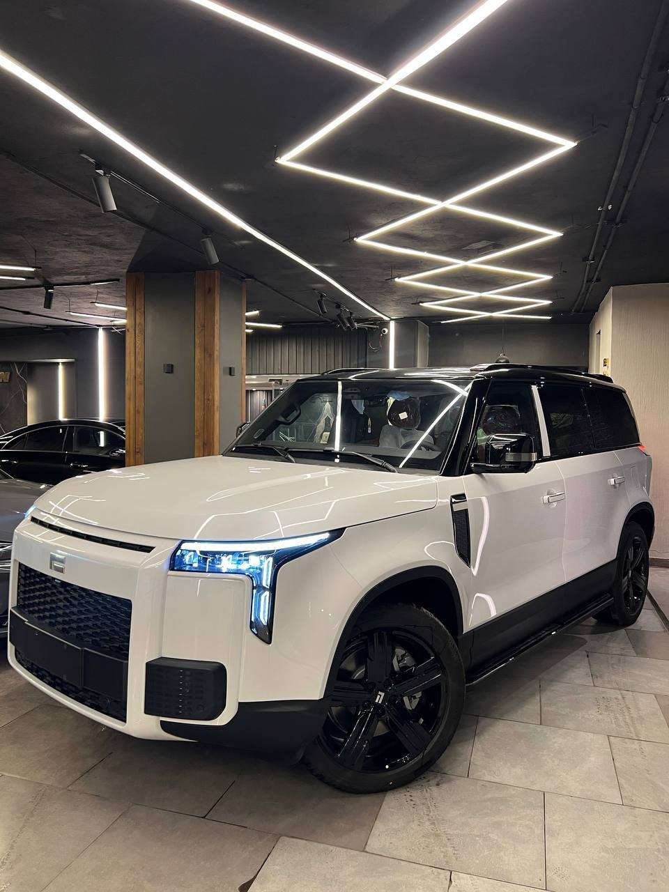 ROX 01 VIP 6seats
Zeroo
Model 2026
Hp 470
1500 Cc.  Plug-in Hybrid

battery 56 kwh
1300 km range in hybrid mood
235Km pure electric range 
Tank 70 liter 
Adaptive Cruise + DISTRONIC
Active Brake Assist – Parking Assist

دفع رباعي 
فتحه سقف بانورما 
شاشات اماميه وخلفيه
جنوط 21 انش 
امبينت لايت 
شواحن wireless 
تكيف خلفي 
كراسي اماميه وخلفيه كهرباء
كراسي تسخين وتبريد ومساج 
شنطه شفط
 360° كاميرا – Blind Spot

لون ابيض فرش اورنج


**إذا كنت صاحب هذا الإعلان وتريد حذفه لأي سبب، رجاءا أرسل رسالة إلى الدعم الفني**