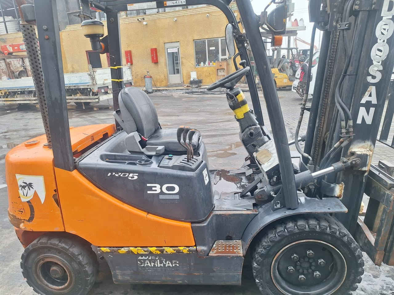 السلام عليكم رافعه شوكيه للبيع ٣ طن ٣ حركات ٣ سلايتات موديل ٢٠١٤ صناعه كوريه دوسان السعر ٧٠ ورقه وبيها مجال رافعه جديده ستخدام قليل العنوان البصره  الاستفسار الاتصال ***********
