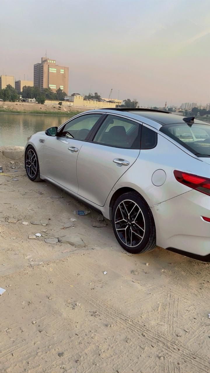 للبيع كيا اوبتما S موديل 2020
فول مواصفات بصمة بانوراما 

    وارد امريكي 
 رقم بغداد بأسمي 
 فول مواصفات .١/١
المواصفات / بانوراما ، بصمة تشغيل ، بصمة ابواب ، رادارات امامي خلفي جانبي ، تحديد مسار ، محرك 2400 , حساسات ، شاشة كبيرة (gbs,car play) ، كاميرا خلفية دوارة ، صندوق ذكي فتح عند الاقتراب , بگ لايت ليد ، ليد امامي نهاري ،  انارة ترحيب عند الاقتراب ، كشن سايق كهرباء ، كشنات جلد ، تدفئه كشن ، ستيرن هيتر ، اشاير بالمري ، 3 انظمة قيادة ، تحكم ستيرن جهتين ،   ، بلوجكتر عدسة ، ويل كروم 18 ، دبل اكزوز ، 
ماشية 108 الف ميل  بدوووون شاصي وبدون لغد +
بنيد مبدل  قطعه وحده + بارد بالباب الخلفي عكس السايق شبر+  طخات مبينه بالصوره   +طخات البعيد
باب السايق والجاملغ عكس السايق بلاديات من الشركه مرات يطلع مبدل بس إني مستوردهة ما مبدل    والكير مسويله ادامه فلتر ودهن  المحرك مكفول الباقي كفاله السياره خير من الله السعر 138 وبيهة مجال مكاني بغداد
للستفسار ***********
