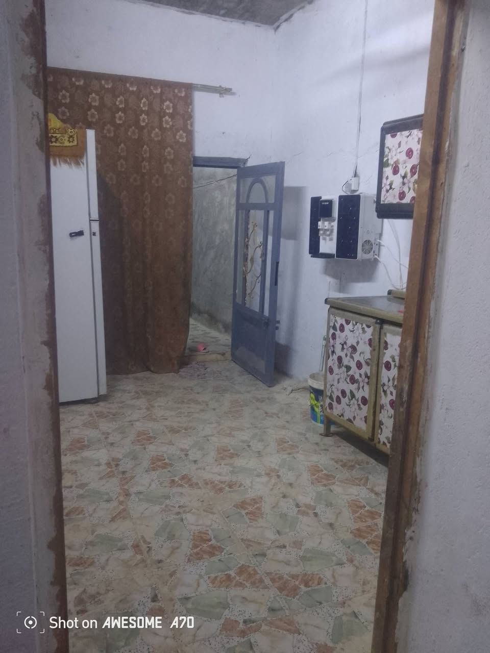 سلام عليكم البيت للبيع المساحه 100 متر يحتوي ع غرفه وصاله وستقبال ومكشوفات ثنين وصحيات طارمه جبيره عنوان كوفه براكيه يم مدرست علي الرماحي السعر 20 وبي مجال ***********
