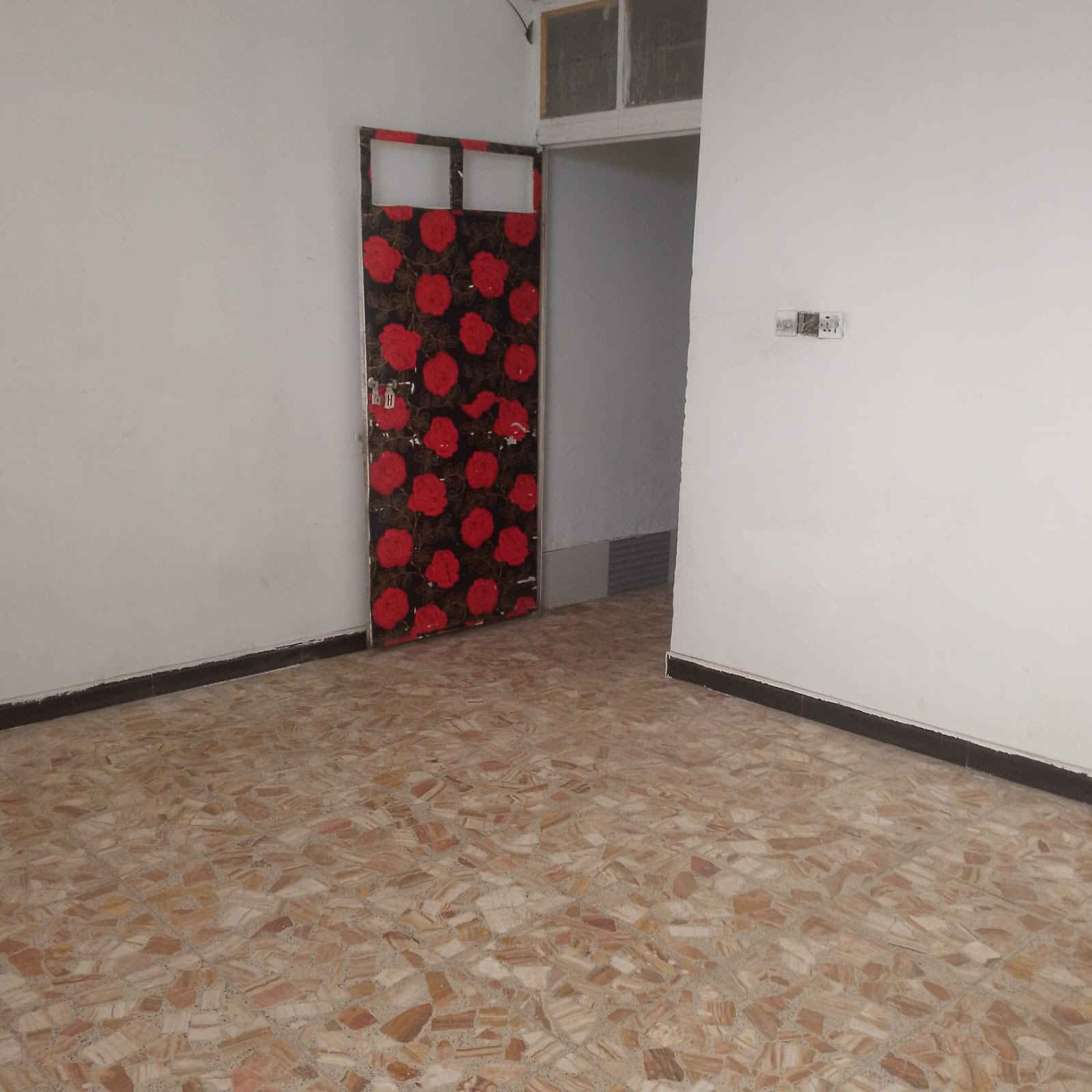 السلام عليكم
شقه للايجار الطابق الاول مكون صاله + مطبخ مستقل + غرفه نوم + خدمات  بالكونه على الشارع العام 
البلديات تقاطع الكهرباء للاستفسار الاتصال ***********
السعر نهائي قفل بدون عمله 300 الف مراجعه مكتب التساهل للعقار
