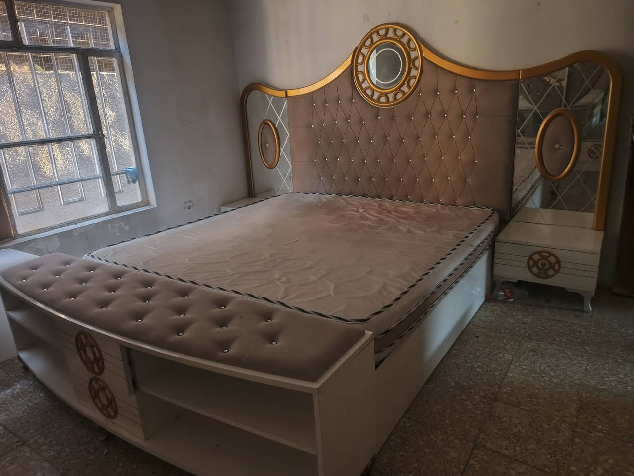 غرفه جديده صار 3شهر من اخذتهه بعدهه جديده حته دوشكهه جديد لبيع سعرهه 650  وبيهه مجال مكاني حي ندائ هاذه رقمي ***********
