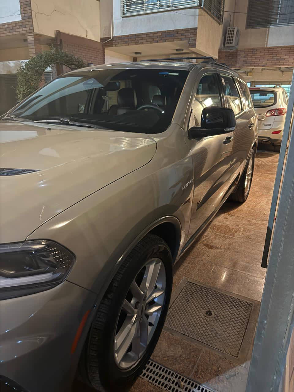 السلام عليكم. 
للبيع 

دودج دورانكو RT .
اللون ، اسمنتي 
الموديل : 2024 . (خليجي) / وكالة هارلم 
المحرك : V8 . 5.7L .
العداد : 15٫500 كيلومتر. 
السيارة مغلفة بالكامل PPF احترافي 
الجام مغلف عازل حراري 
الضمان : متبقي سنتان 
رقم بغداد باسمي 
المواصفات :
* دفع رباعي 4x4. 
* رادار مع مانع تصادم . 
* نقطة عمياء .
* تحذير الخروج عن المسار .
* فتحة سقف ( سلايد) .
* المصابيح الأمامية زنون .
* شاشة كبيرة 10.2 أنج .
* نظام ملاحة نفكيشن ( GPS) . . 
* مقاعد أمامية تبريد وتدفئة .
* المقاعد الأمامية كهربائية مع ذاكرة لحفظ وضعيات الجلوس .
* المقاعد الخلفية تدفئة . 
* تشغيل عن بعد .
* ويل 20 انج .
* بلوتوث .
* الباب الخلفي كهربائية .
* حساسات امامية
* حساسات خلفيه مع مانع تصادم .
* كاميرا خلفية .
* لايت LED .
* كير شفتر ستيرنك .
* تشغيل واطفاء اوتماتيكي. 
* مقود القيادة كهربائي مع تدفئة .
* شاحن وايرلس 
* 7 راكب .
* تبريد خلفي .
* اشارات على المرايا الجانبية .
السيارة مطلعها من الوكالة على ايدي ماشية 34 كليومتر و راسا سويت الها سونر للضمان فقط 
السيارة مكفولة من اي حادث او شخط 
تبديل الدهن و الفلاتر كله بالشركة طبعا  
* السعر : 70 مليون وبيها مجال 
مكان السيارة بغداد 
موبايل 
***********
