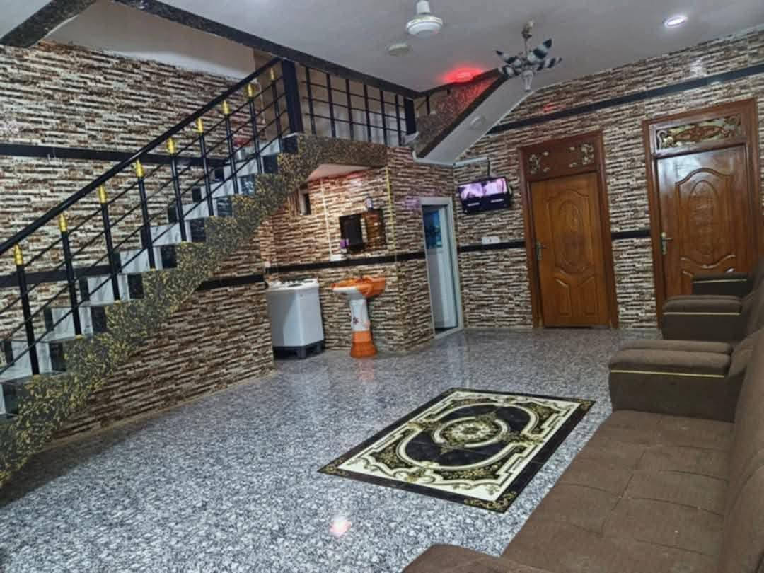 دار سكن طابو صرف للبيع المساحه 220 حي العسكري الثالث قرب جامع زين العابدين البيت طابقين الطابق الاول يحتوي على غرفتين نوم وصاله ومطبخ وصحيات داخليه وخارجية وكراج سياره والطابق الثاني عكاده يحتوي على ثلاث غرف نوم وصاله وصحيات مغربي وشرقي السعر 180 مليون وبيه مجال للمشتري الاتصال على الخاص او على الرقم ***********
