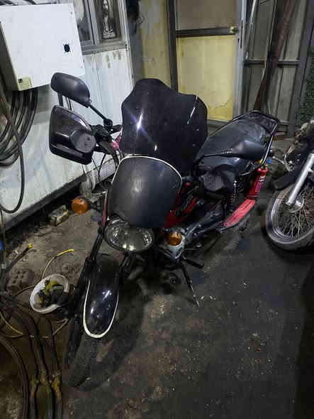 بوكسر للبيع موديل 2021 مرقم بغداد سنويه انكليزي ول الارقام الانكليزي بقاي عل استلام دراجه حلو بيها ملاحضات بصيطه السعر (مليونين) (مليونين) ما بيه مجال بس حك جيتك فقط (‭٠٧٧٦ ٢٥١ ٦٦٦٩‬)
