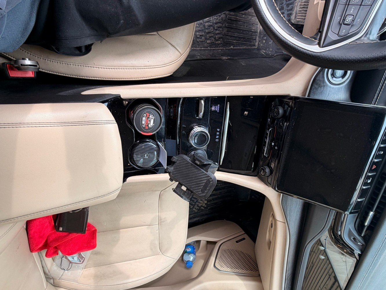 جيب شيروكي أسود، موديل جديد بحالة ممتازة. السيارة مزوّدة بتصميم داخلي مريح وأنيق، مع شاشات عرض خلفية وأنظمة ترفيه متقدمة. مثالية للعائلة والرحلات. متوفرة للمعاينة في أي وقت داخل بغداد.