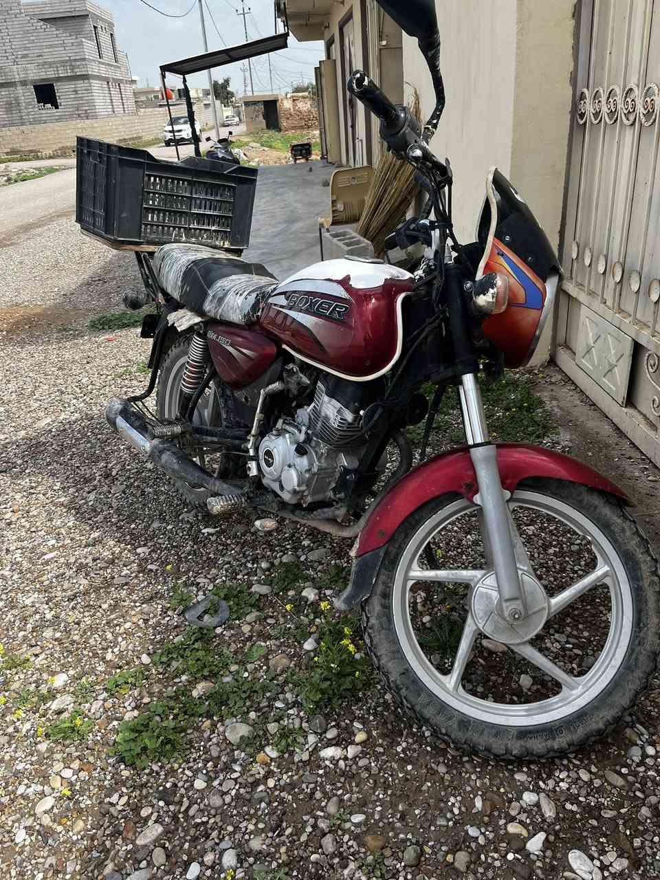 سلام عليكم دراجه بوكسر البيع دراجه حلوه و نضيفه موديل 17 مكينه خير من الله نقصه باتري سلف لايتات اشاير كله شغال السعر انتصل ودلل ***********مكان ديالى حمرين
