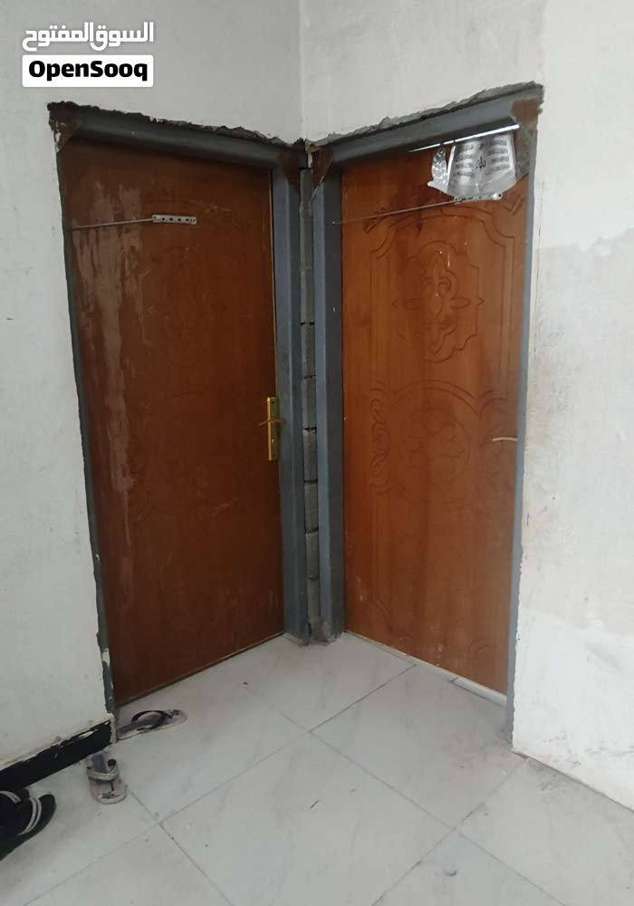 وعلى بركه الله تعالى 
يتوفر بيت للبيع طابو ملك صرف زراعي عراقي 
المساح275 متر

يحتوي البيت على 4غرف منام ودانيه 
وصاله ومطبخ وصحيات داخليه وخارج

المنطقه هادئهه والجوارين طيبين 
جوارين نعمه من الله 

عنوان تنومه كباسي
السعر88 مليون وبي مجال للشراي 
للاستفسار اكثر اتصل ***********
*********** شط العرب, البصرة
