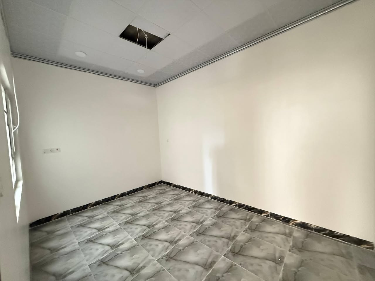 شقة طابق ثاني ركن للإيجار نهاية سايدين مرطبات البحرين خلف مول الخيرات ( مدخل مشترك مع شقة اخرى )
المساحة 125 متر
غرفتين نوم وهول واستقبال ومطبخ وصحيات وبالكون + سطح عالي معزول  + ماء وكهرباء معزول
بدل الإيجار 400 

لمعرفة كافة الاسعار يمكنكم الانضمام الى قناة التلكرام عبر 
الرابط ادناه : 
https://t.me/realestatemhnd
‏تابع قناة عقارات مهند الحجيات🏠 في واتساب: https://whatsapp.com/channel/0029Vb7TD79002T9XaRYm90Q
للاستفسار اكثر يرجى الاتصال على الارقام التالية: 
***********
***********
***********
 نستقبل عروض البيع والشراء والايجار في اغلب مناطق ساحل الموصل الايسر
 عنوان المكتب : الموصل حي الصديق بداية شارع 20 قرب مركز جباية كار مكتب مهند الحجيات
