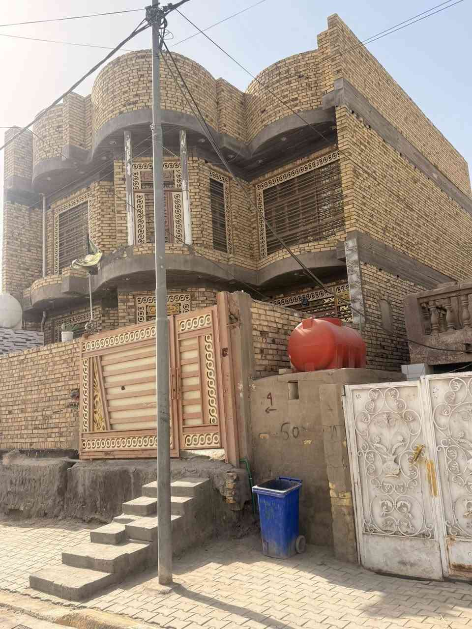 بيت المساحة ٢٠٠ للبيع الديوانية حي الصدر الثالث الشارع الرئيسي خامس بيت طابقين يتكون من ٤غرف نوم صالة حمام داخلي عدد٢وصالة ومطبخ واستقبال صحيات خارجية وكراج سيارة استفسار اتصال على هذا الرقم ***********او خاص
