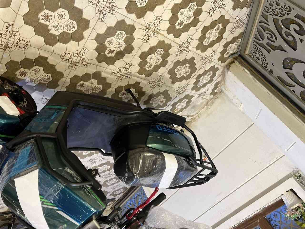 السلاام عليكم 
للبيع دراجه شحن دبدوب شركة (الأخوين)موديل 2025مستخدمه شي قليل بعدها بحالة الزيرو ست بطاريات فول عالفحص ملف 3500.   72فولت فووول مواصفات تحكم أربع سرعات سرعه (99)حقيقي لايت زنون عدسه عالي ناصي أناره محيطيه منفذ شحن يو إس بي دبل اشاره اشاير امامي خلفي ليد نضام (R)رجوع للخلف ويل امامي رياضي صدر رياضي يدات بريك رياضي سويجات كرتات بصمات وبعد بيها هواي مواصفات السعر (650)الف بي مجال للطيبين مكان رمادي قرب محطة الأمن للأتصال ***********
