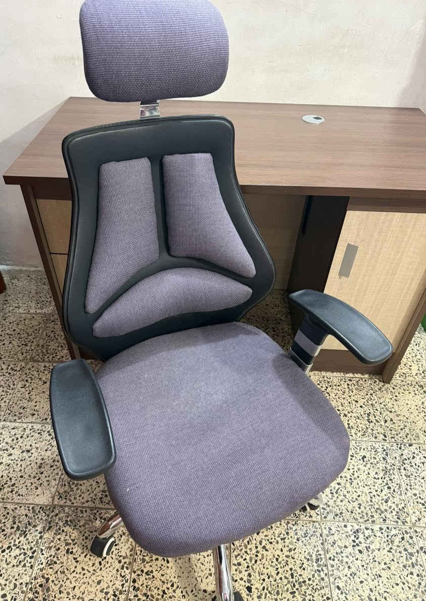 السلام عليكم عندي ميز مكتبي تركي الخشاب مالته ثقيل للبيع استعمال شهر نظيف شخطة ما بيه وياه كرسي ب٢٥٠ هو والكرسي هم نظيف استعماله قليل الله شاهد أخذته ب300 بدون الكرسي مستعجلة للبيع لان أريد أغير مكاني للتواصل على الرقم *********** العنوان منطقة الشعب
