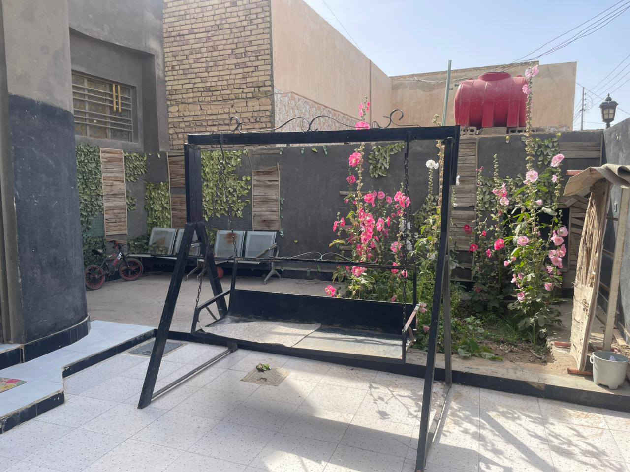 سلام عليكم بيت لبيع حي الجوادين( 57)البيت مكان شارع سامي نعوم مكانه حلو ومرتب مطلوب اسكان نظيف بناء 24طابق واحد ***********متاح وتساب فقط
