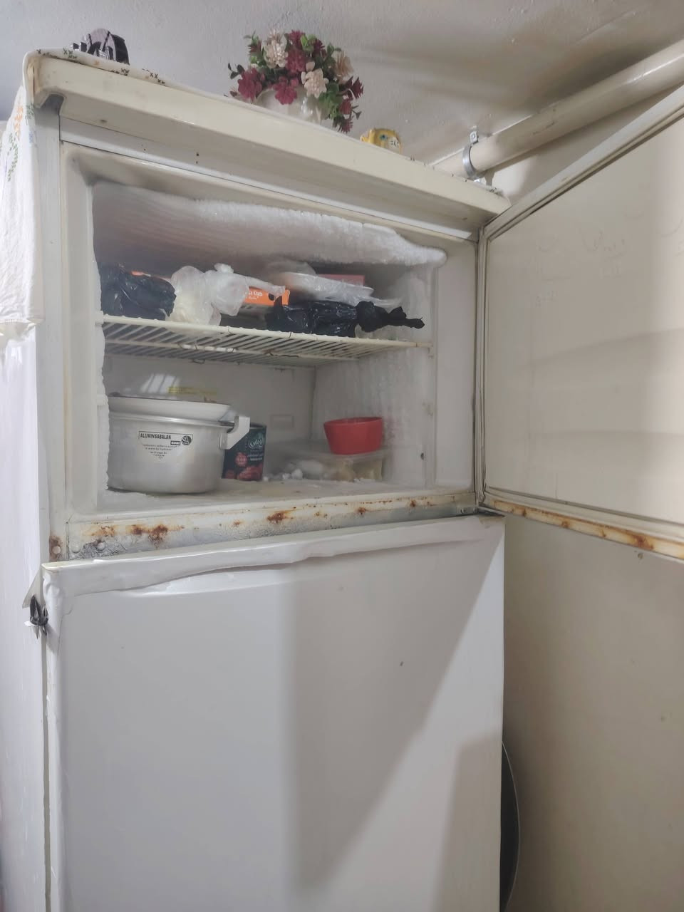 ثلاجه شغله البيع 150وبيه مجال ***********
