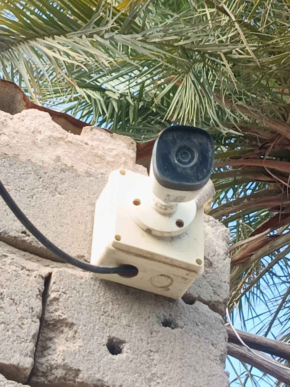 4 كامرات وجهازهن شغلات +شاشه حجم 32 نظيفه للاستفسار***********
