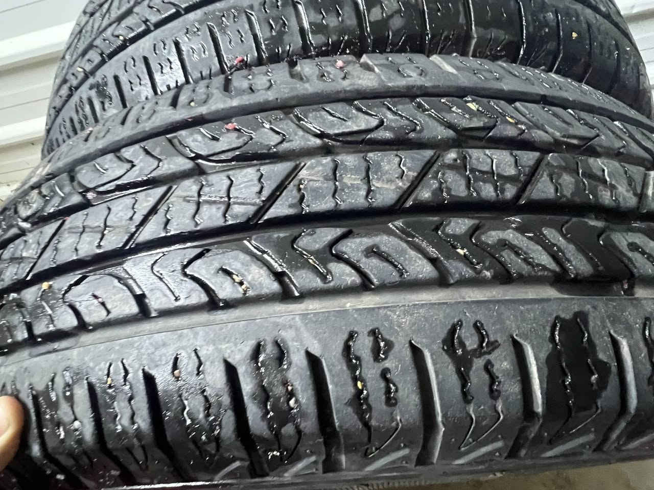 زوج تايرات كوري الحجم 265/70R18 نضافتهن 90‎%‎ للبيع السعر 130 وبي مجال بسيط المكان بغدد التاجي للاستفسار الاتصال ***********
