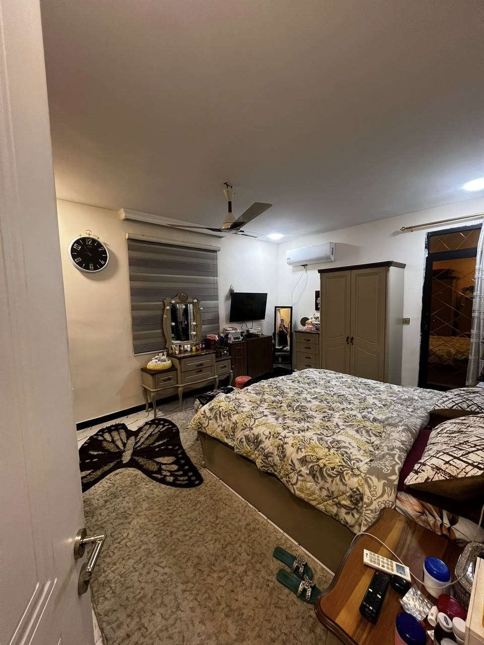 شقة VIP للبيع في الأعظمية – شارع عمر قرب مثلجات أفراح الأعظمية ضمن مربع ذهبي مميز، تتكون من 4 غرف نوم ومخزن و2 حمام (واحد ماستر داخل غرفة النوم) ومطبخ جاهز VIP وهول واسع 4×8 وعدد 2 منور، تقع في الطابق الخامس والممر يحتوي فقط على شقتين والمصعد يعمل بنظام كارت، العمارة نظيفة جداً وهادئة ويوجد موظف نظافة دائم، الشقة مفروشة وكاملة مع إمكانية البيع بالأثاث للاستفسار خاص، ويوجد معها سطحين خاصين وكراج تحت الأرض لحماية السيارة من ظروف الجو يبعد أمتار قليلة عن العمارة، والعمارة تحتوي بابين لفرعين، وجميع الخدمات قريبة جداً مثل المحلات التجارية والصيدلية والمدرسة والأسواق والمضمد والمخضر والمسجد والمدرس الخصوصي ومحلات الألبان والأجبان والسوق الشعبي، فرصة مميزة للسكن الراقي أو الاستثمار وللاستفسار يرجى التواصل خاص

***********
