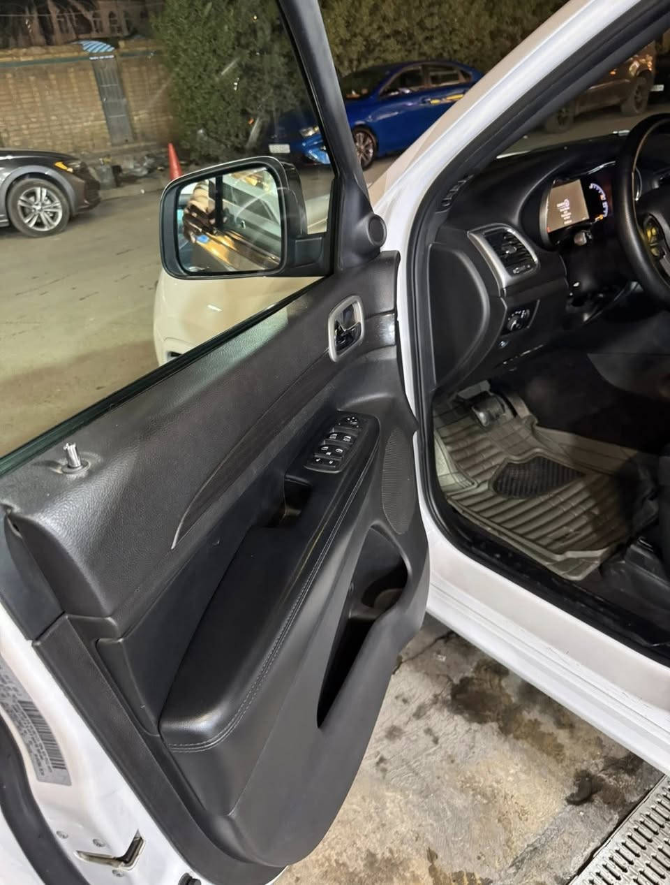 جيب كراند شيروكي امريكي
موديل 18 لون ابيض رقم بغداد

مواصفات 

محرك  V6 3.6

بانورامـا 

ماشيه 83الف

بصمه + تشغيل عن بعد 

كراسي جلد

رادار خلفي جانبي

اطفاء ذاتي

قطعتين تبريد

كشن سايق كهربائي 

كشنات تدفئه + تبريد 

ويل 20 اسود

ستيرن تدفئه + تبريد

صندوك كهربائي 

وبيها خير مواصفات 

# الضرر موضح بالصور وسونار 

# السعر 248 ورقه

موقع بغداد رقم ***********
