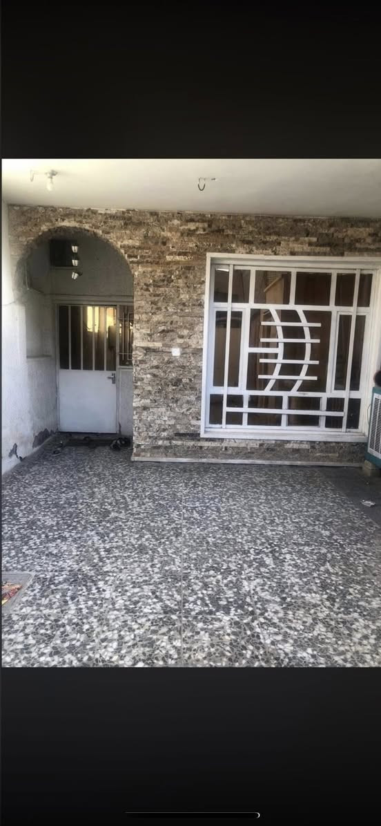 السلام عليكم 
للبيع بيت المساحة 100متر 

الواجهه 5 النزال 20 طابو صرف ترميم جديد مسلح

-مدخلين

-استقبال حولي جبير 

-يحتوي على ثلاث غرف نوم

-شارع عريض 15متر 

العنوان شارع الصحة مقابل مطعم محمد الكردي 

للإستفسار ***********

السعر 195 وبي مجال
