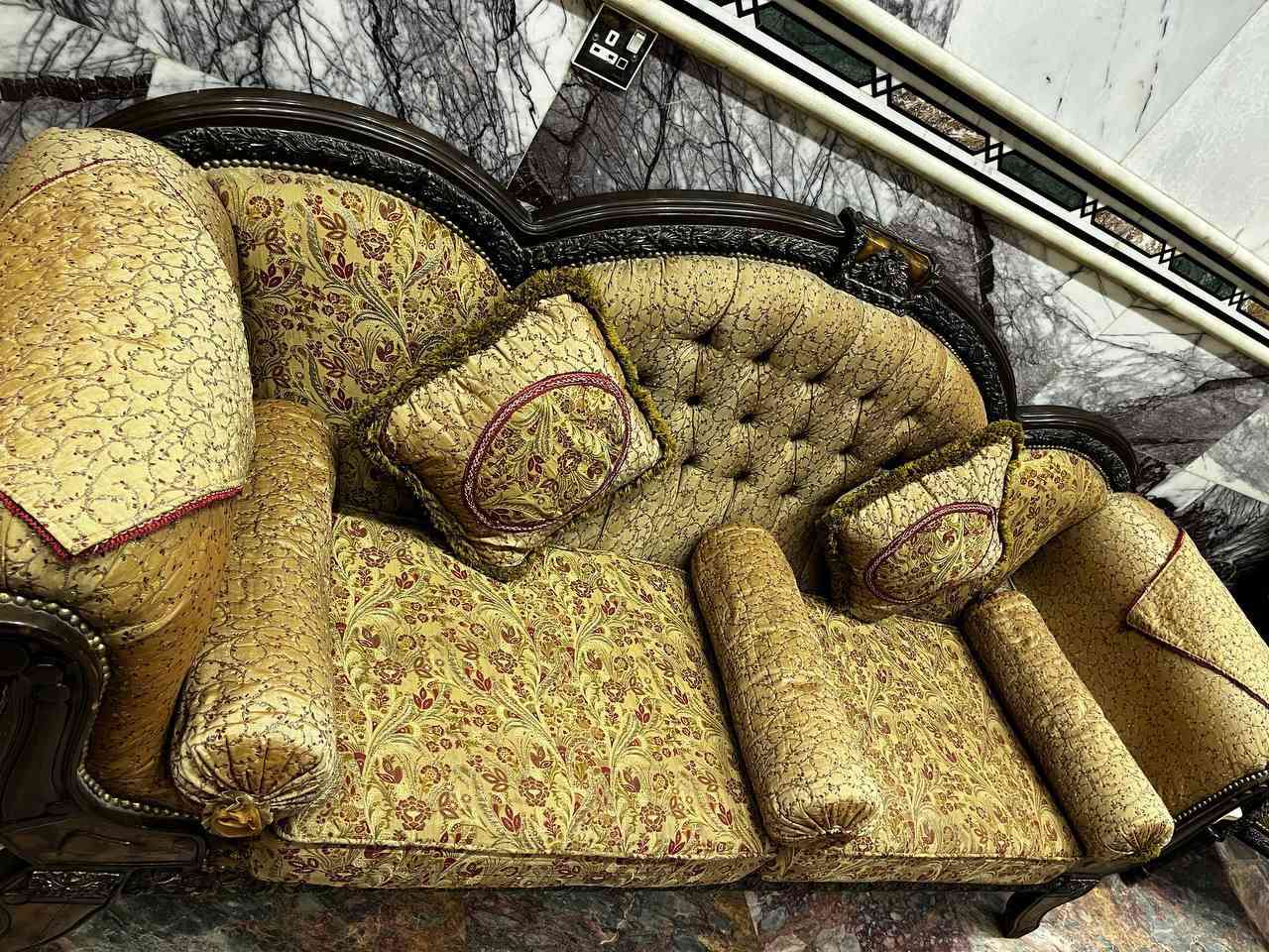 السلام عليكم للبيع تخم زان مصري حالته جيده جدأ نضافه ميه بل ميه  وياه طبلات 4 مرمر سعره 850 مكاني بغداد الامين الثانية رقمي *********** عشره مقاعد
