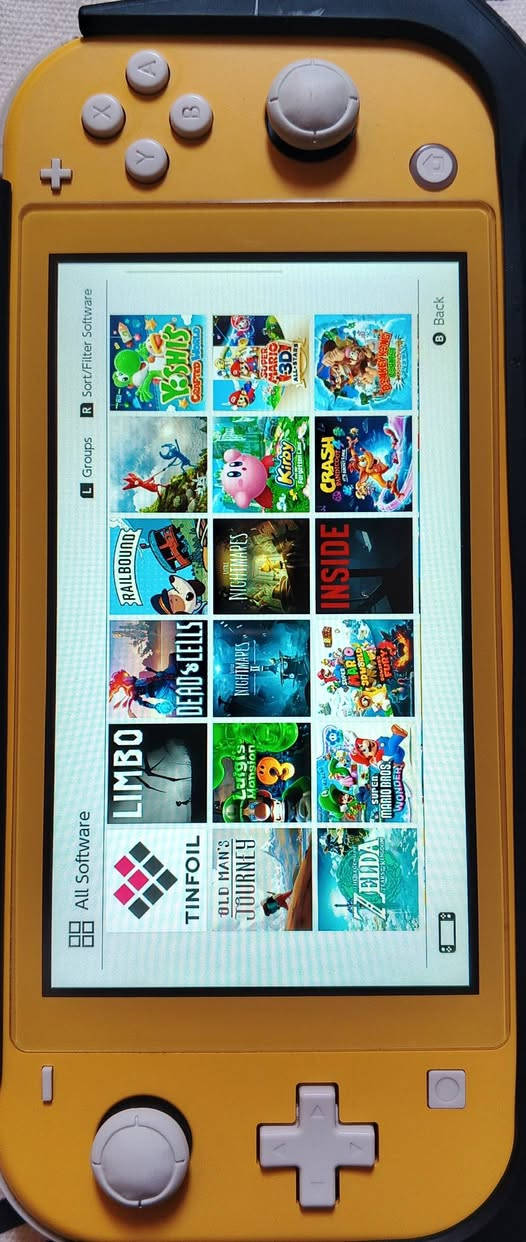 نينتندو سويتس لايت مهكر قطعة نظامين اونلاين و اوفلاين 
مع ذاكرة 128 كيكا مليئة بالالعاب كما موضح بالصور نظافة ممتازة والازرار والبطارية بحالة ممتازة والجهاز 
  مكفول من كافة المشاكل والاعطال 100 بالمئة مع كفر 
السعر  220 الف  
توصيل بغداد 5 الاف وباقي المحافظات 6 الاف 
للتواصل ماسنجر خاص او واتساب او الاتصال 
***********
