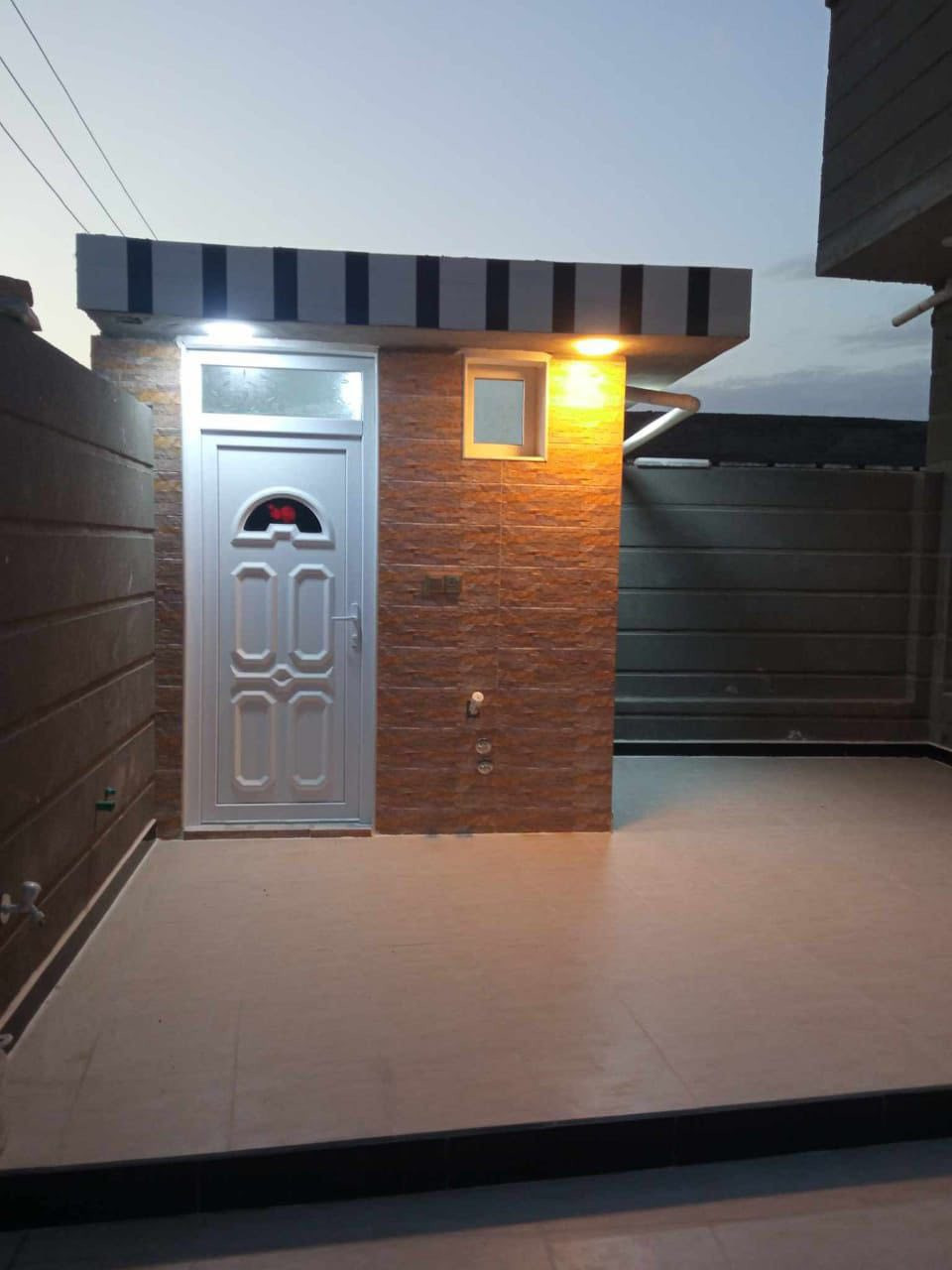 🏠 فرصة للبيع – بيت سكني مميز
📍 رقم القطعة: 911
📐 المساحة: 250 متر

📍 الموقع:
الحولي /قرب حلويات الشهد 
▪️ يقع على شارع عرض 15 متر
▪️ يبعد 40 متر فقط عن الشارع المؤدي للحولي

✨ تفاصيل البناء:
واجهة 10 متر /نزال 25 متر
▪️ استقبال: 4.25×8
▪️ هول: 3.80×5
▪️ مطبخ: 3.75×6
▪️ غرف نوم عدد (2): 4×5

🏢 الطابق الثاني:
▪️ غرفة نوم: 3.75×6
▪️ مجمع صحيات
▪️ مخزن

🚿 الخدمات:
▪️ مجمع صحيات متكامل داخلية 
▪️ صحيات خارجية

🏗️ المواصفات:
▪️ أرضية الطابق الأرضي درجة أولى
▪️ الطابق الأول كاشي قياس 50×50 (جلي موقع)
▪️ شغل درجة أولى بكافة مفاصل البناء
◾️يحتوي على حديقة خارجيه
🔴مطلوب إسكان : 40 مليون
للاستفسار الاتصال على الرقم / ***********
***********
