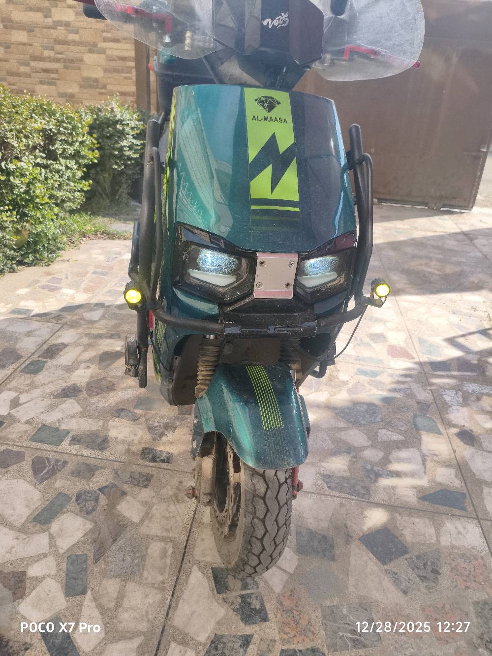 2025 شهر 7 اخذتها ب 950,000 كهربائيات كامله ما بها اي نقص بس دبلات وبها كسر بالبلاستيك الامامي ابيع بسعر 750,000 وبيها  مجال