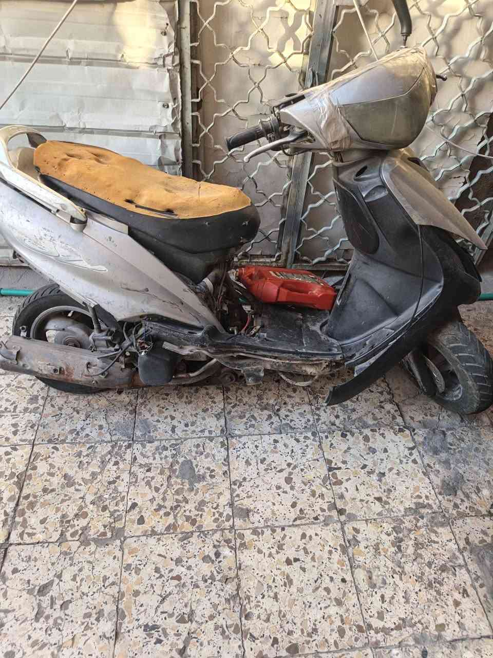 مساء الخير عندي هاي الدراجة ابيعهة على شكله هذا مكينه جيدة جدا بيه بعض النواقص السعر 100وبيه مجال بصيط مكاني بغداد حي الجهاد للعلم نوع ماكس 140رقم ***********وشكرا متواجد فيس
