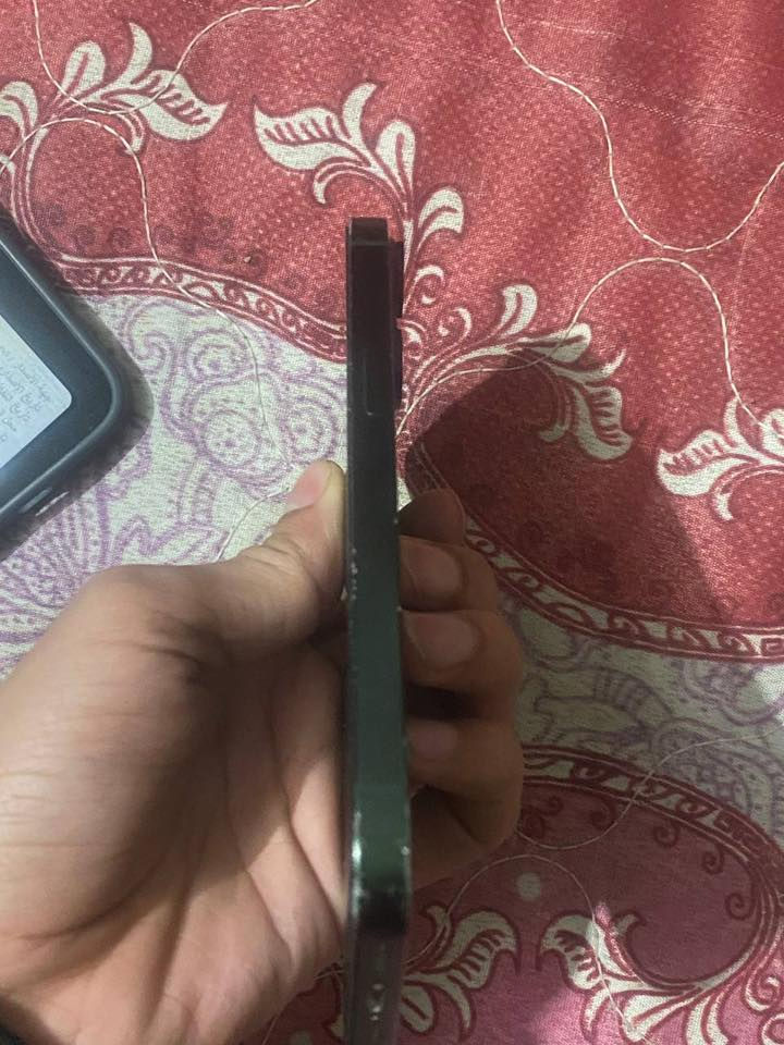 سلام عليكم ١٣ عادي وتر كلشيي ممبدل بي بطاريه ٨٣ وذاكره ١٢٨ الجهاز كلشي موضح بلصوره بس الشاصي مالته بي طخات بصيطه والشاشه بيها بيها طخه شعرايه مصوره واضحه فيس ايدي شغال الجهاز كلشي شغال بي وحلو سعره ٣٥٠ وبي مجال توصيل موجود وخادم رقمي ***********
