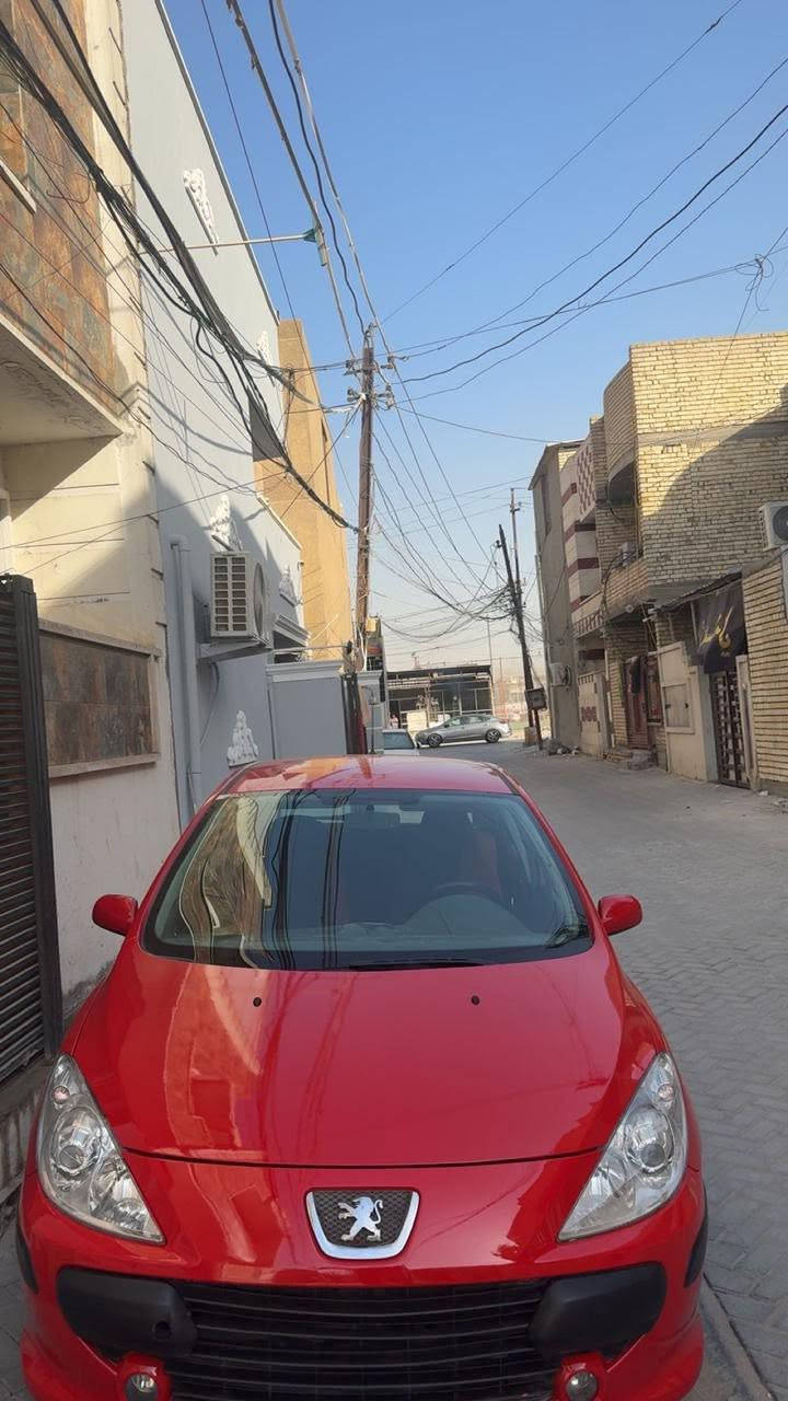 السلام عليكم بيجو 307 موديل 2006 مصبوغ عام للجمالية السيارة كل نفص مابيها تبريد شغال 55ورقة وبيها مجال  رقم بغداد بااسمي ***********
